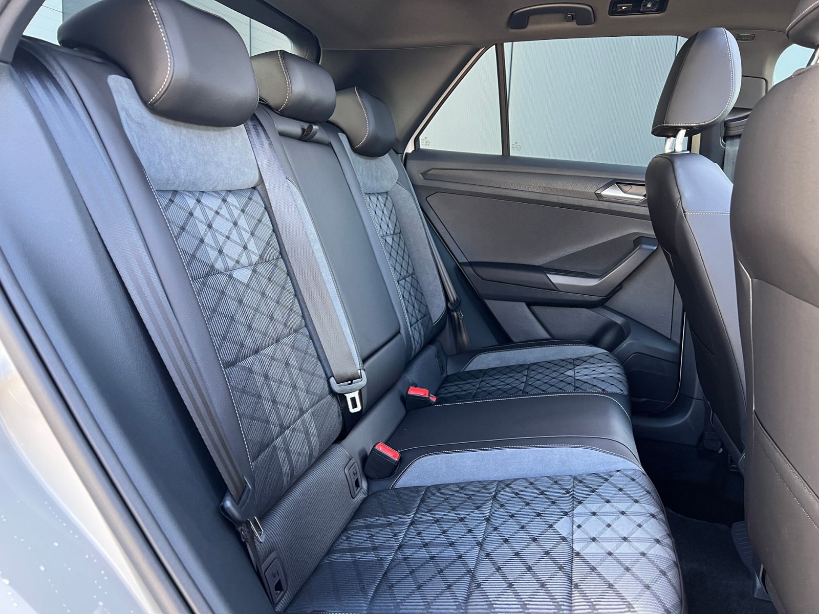 Fahrzeugabbildung Volkswagen T-Roc R-Line 1.5 TSI DSG *Black Style, AHK, Pano