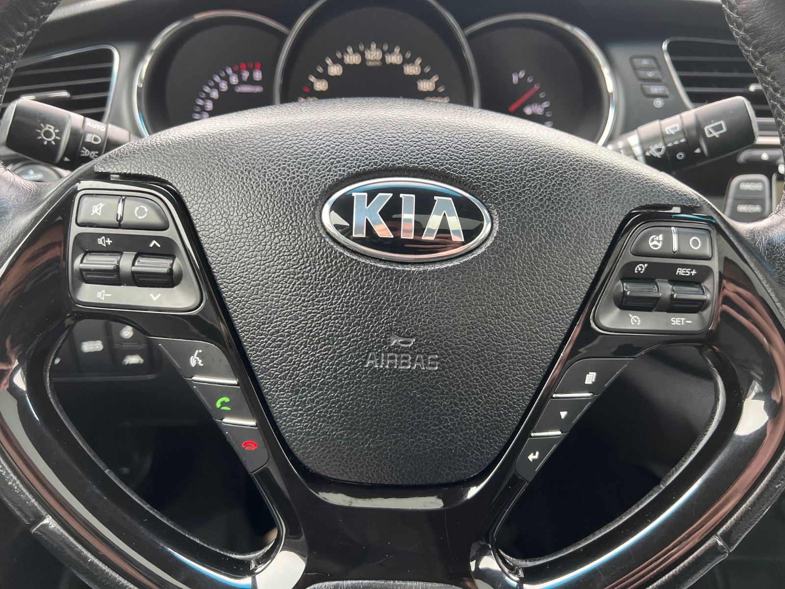 Fahrzeugabbildung Kia KIA CEED 1.6 DCT SPIRIT AUTOMATIK PANORAMADA