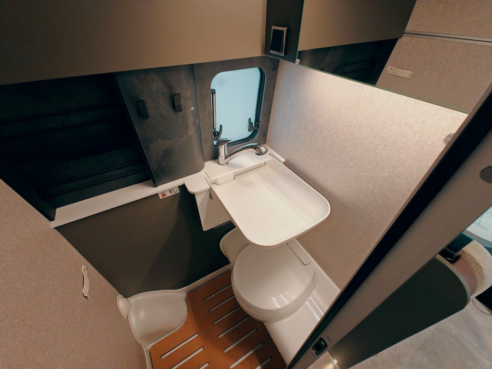 Fahrzeugabbildung HYMER / ERIBA / HYMERCAR GRAND CANYON S 4x4 MB 600 2025 - SCHLAFDACH