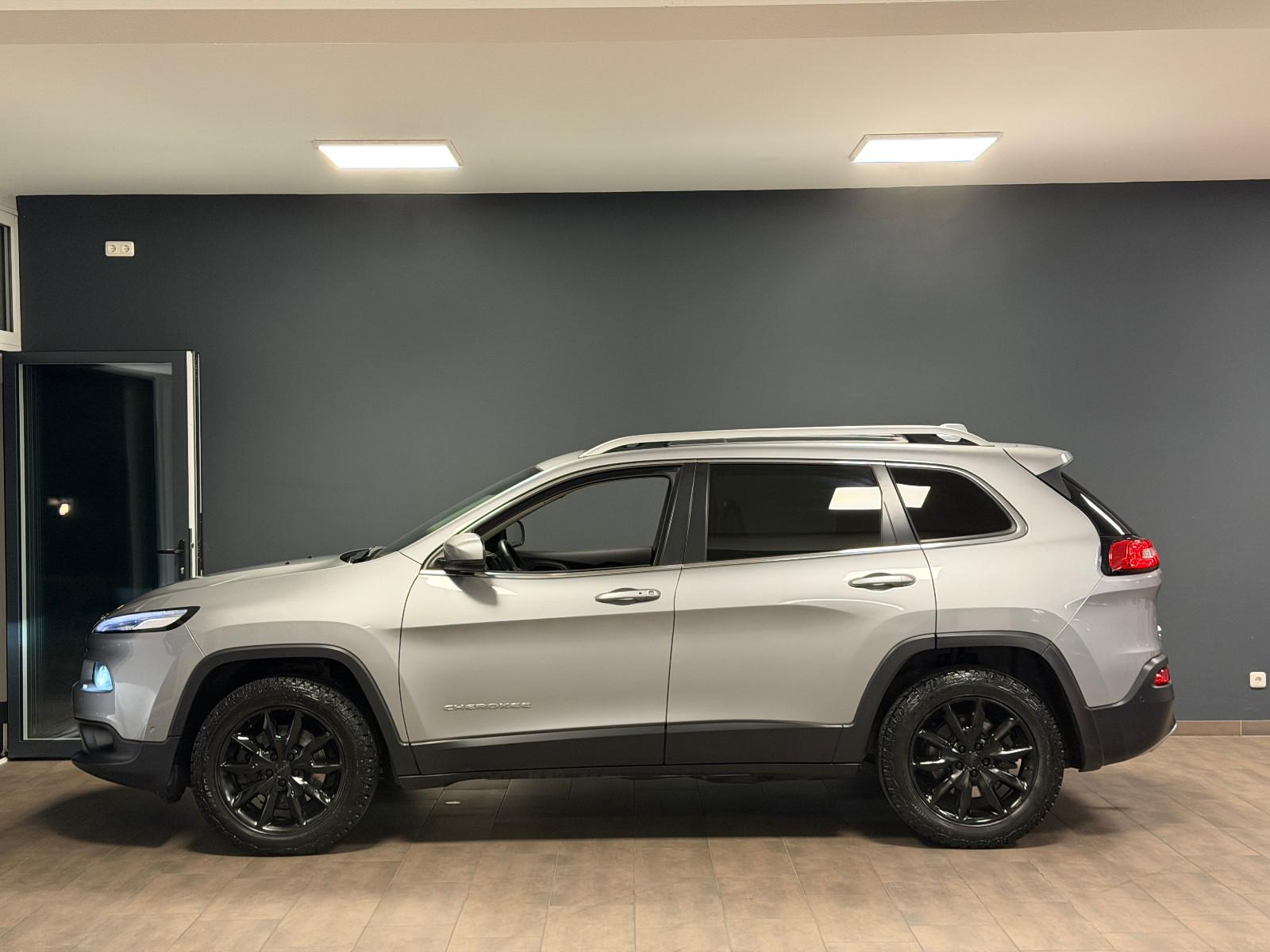 JEEP CHEROKEE 2.0 M-JET 170ch LIMITED 4WD BVA Toit pano Sièges chauffants cuir Historique présent