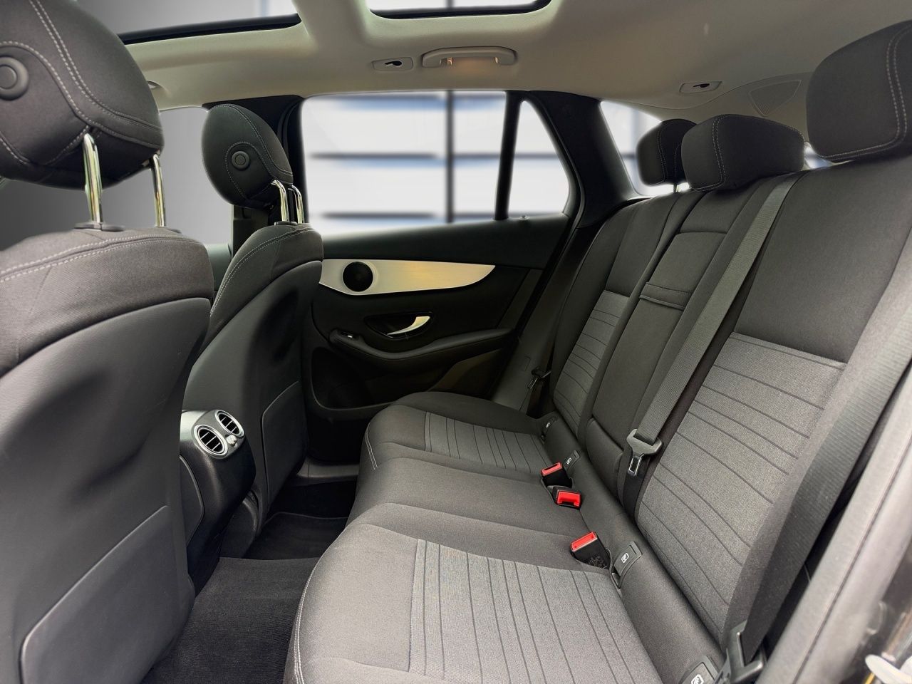 Fahrzeugabbildung Mercedes-Benz GLC 300 e 4M STNDHZ+PANO+CARPLAY+EL.HECKKL.+KAM