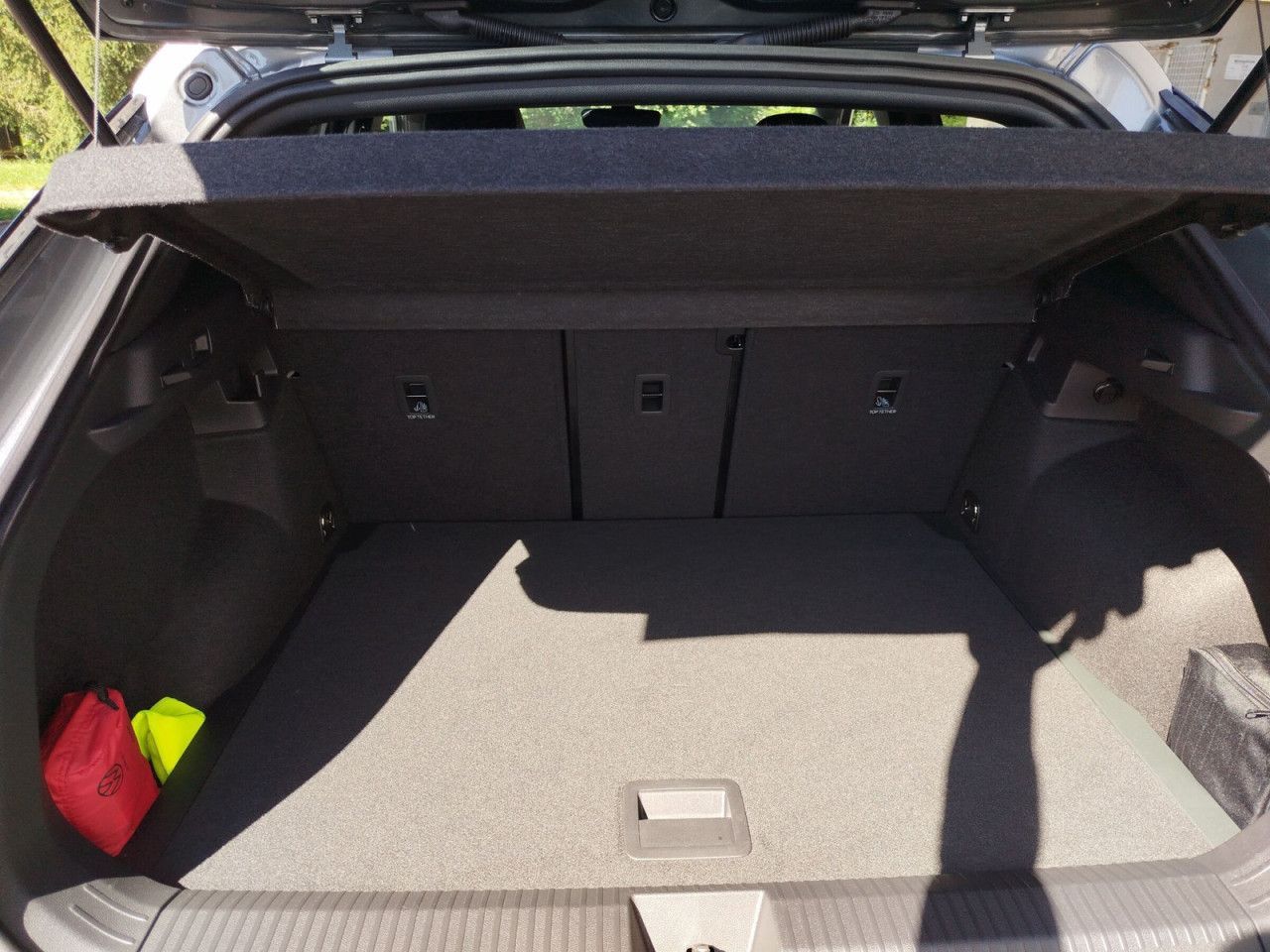 Fahrzeugabbildung Volkswagen T-ROC R-Line NF 1.5 B 110eTSID7F, AHK schwenkbar