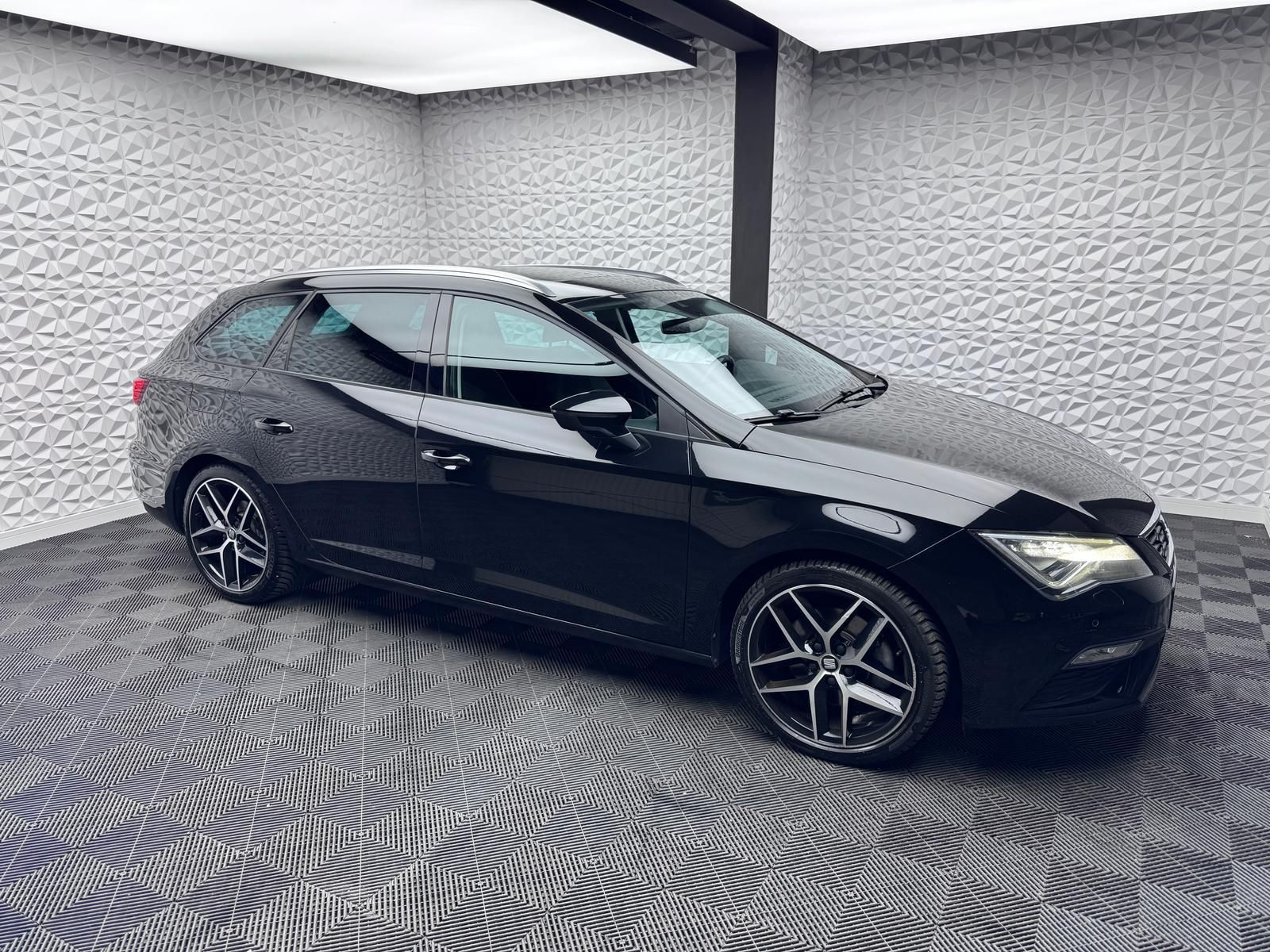Fahrzeugabbildung SEAT 2.0 TSI FR-LINE/ACC/BEATS/PANO/AMBIENT/R-CAM/AHK