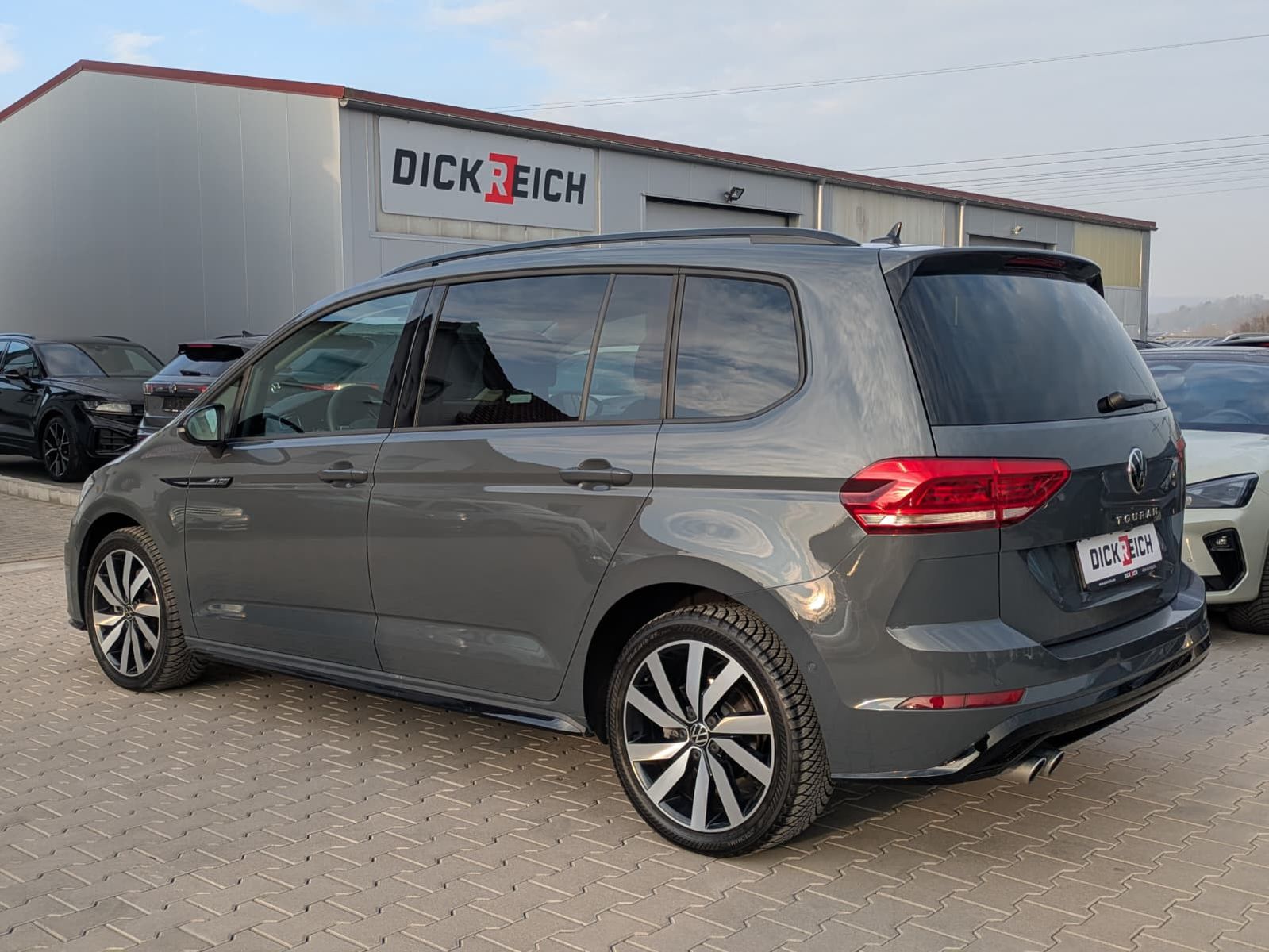 Fahrzeugabbildung Volkswagen Touran 2.0 DSG R-Line High BLACK Pano 7Si IQ AHK