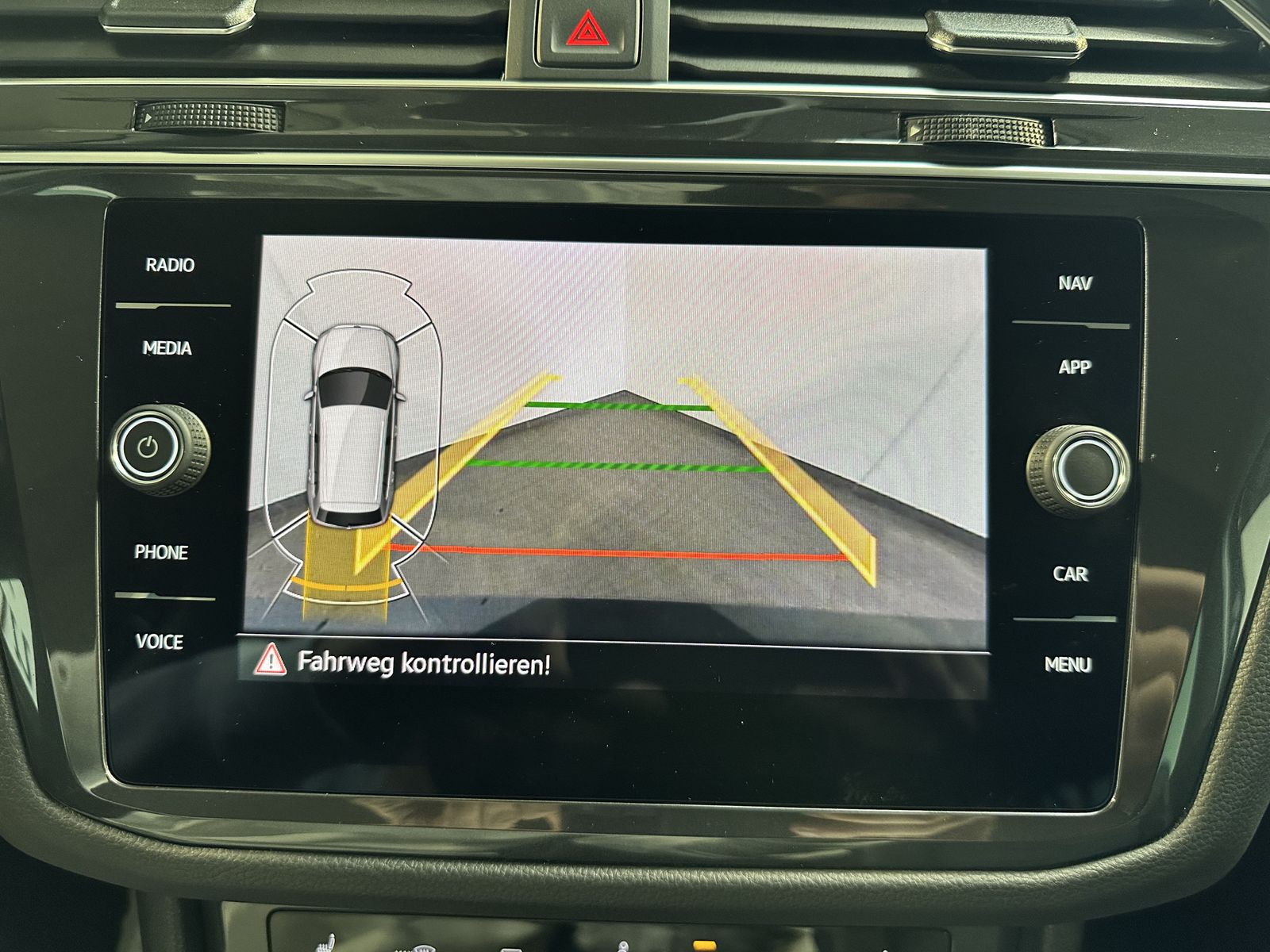 Fahrzeugabbildung Volkswagen Tiguan 2.0 TDI DSG Life 4Motion NAV+LED+ACC+AHK
