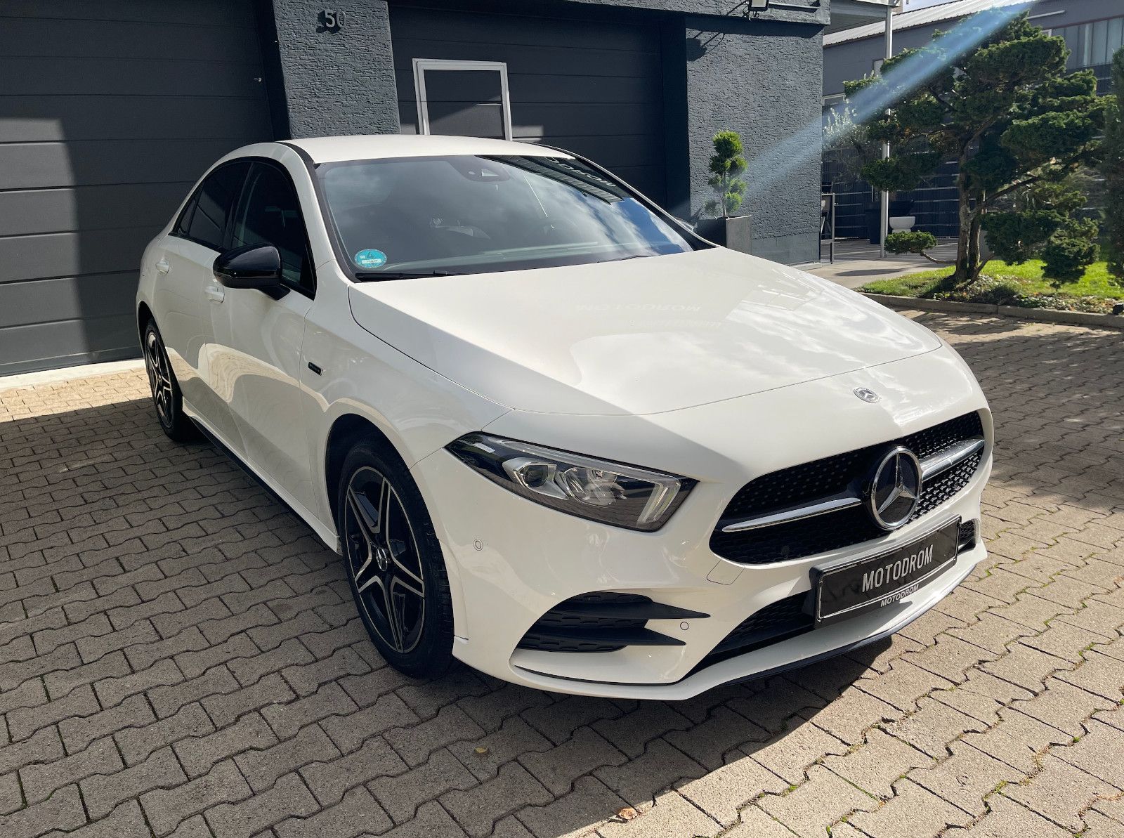Mercedes-Benz A 250 e Limousine AMBIENT NIGHT KAMERA AMG-LINE imagem 3
