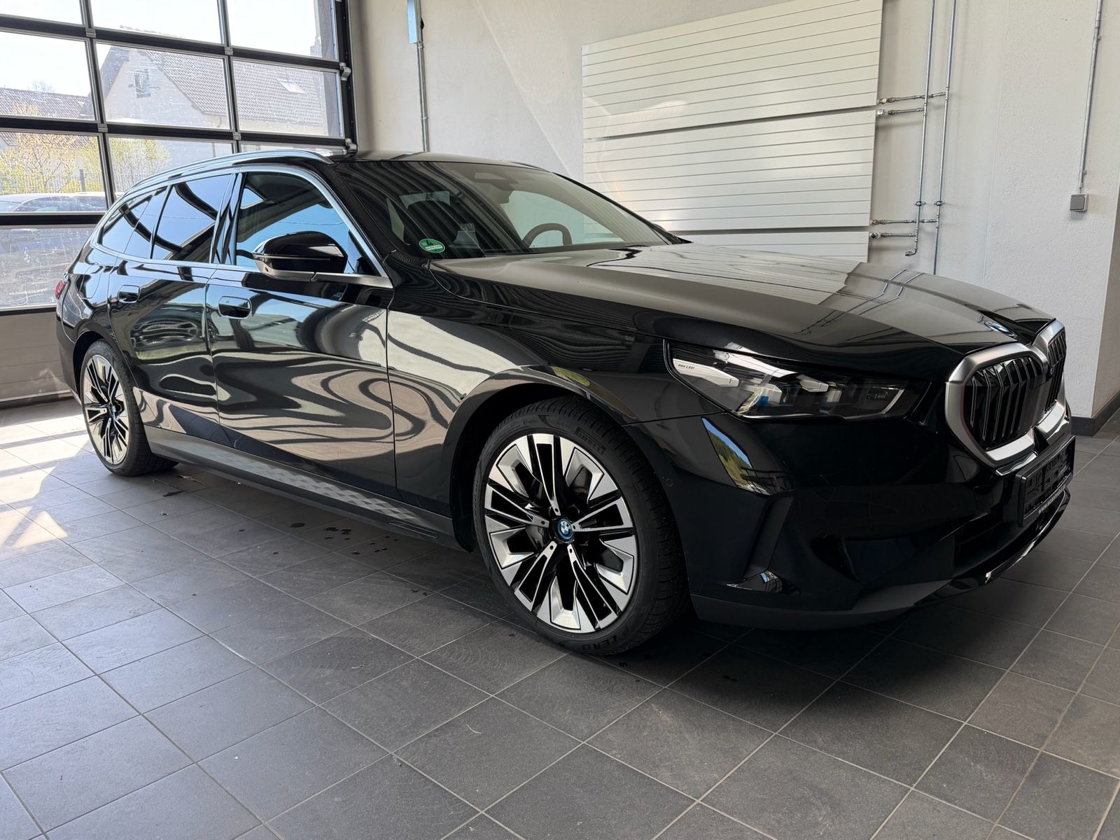 BMW i5 Touring 40 eDrive Bowers_HUD_360 Grad_22KW AC imagem 2