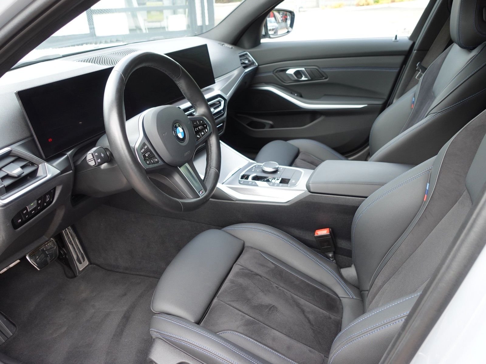 Fahrzeugabbildung BMW 318i Touring A M Sportpaket LMR18"/LED/Navi/...