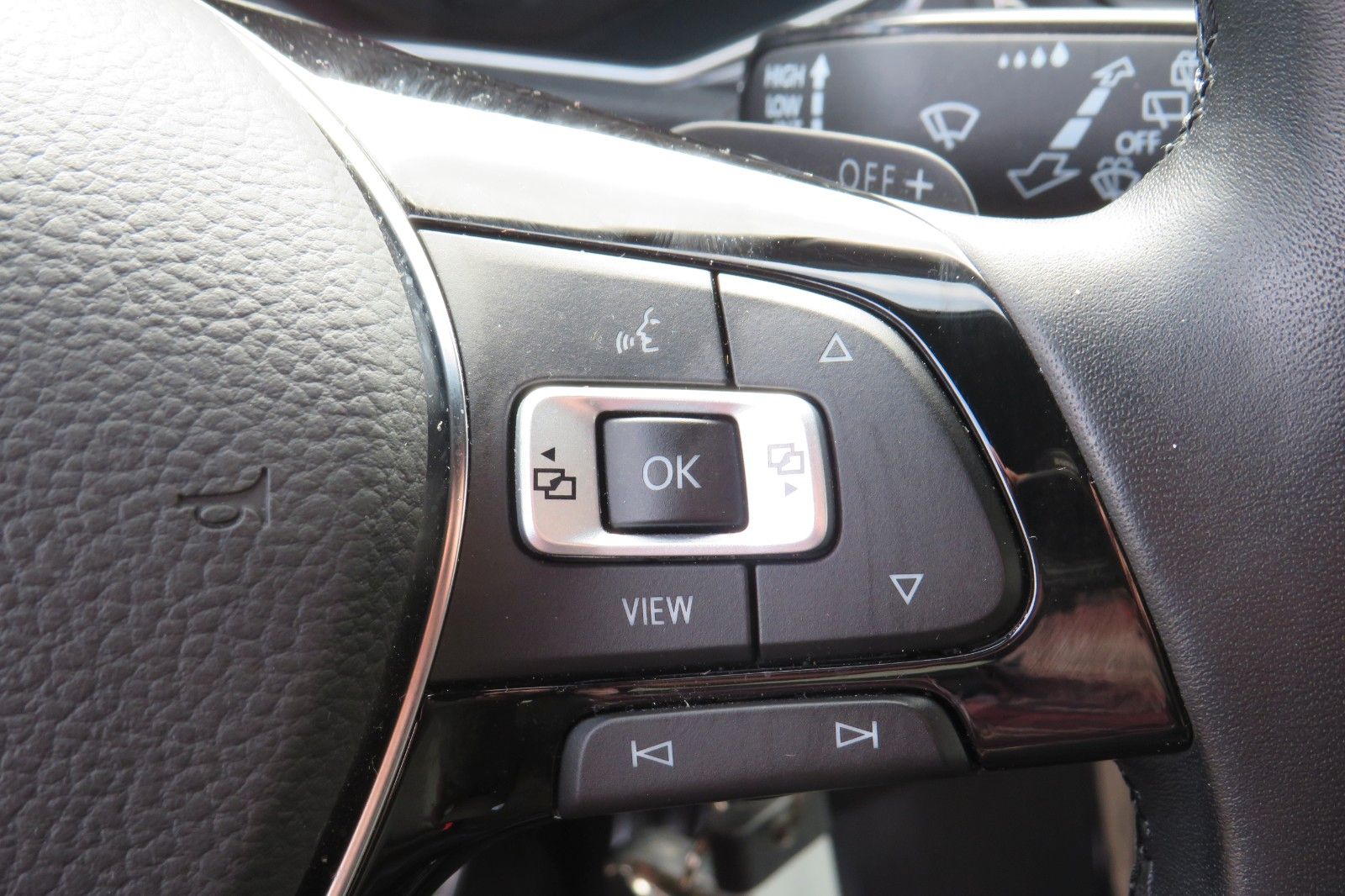 Fahrzeugabbildung Volkswagen T-Roc SPORT/R-LINE ACC KAMERA SITZH. 18`NAVI 1H