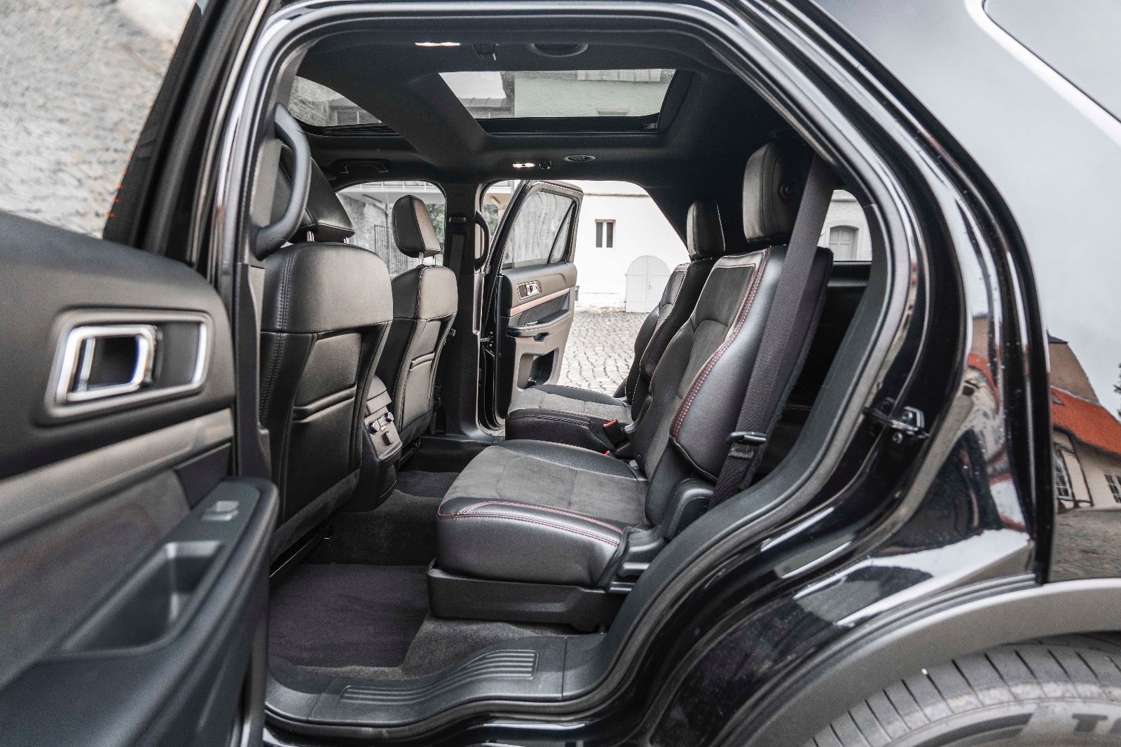 Fahrzeugabbildung Ford Explorer XLT 3,5L 4X4 LPG 6 SITZE KAM NAV