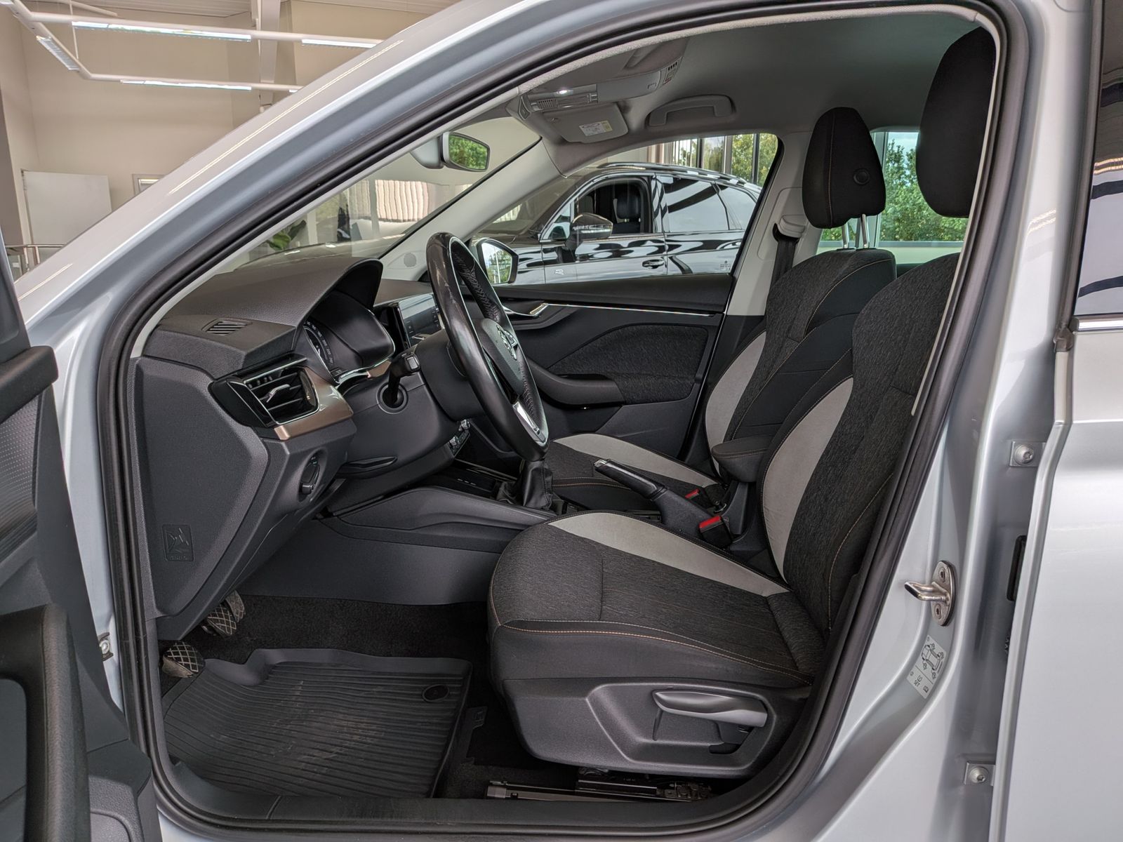 Fahrzeugabbildung SKODA Kamiq 1.6 TDI Style ad-LED PDC SHz Tempomat 18"
