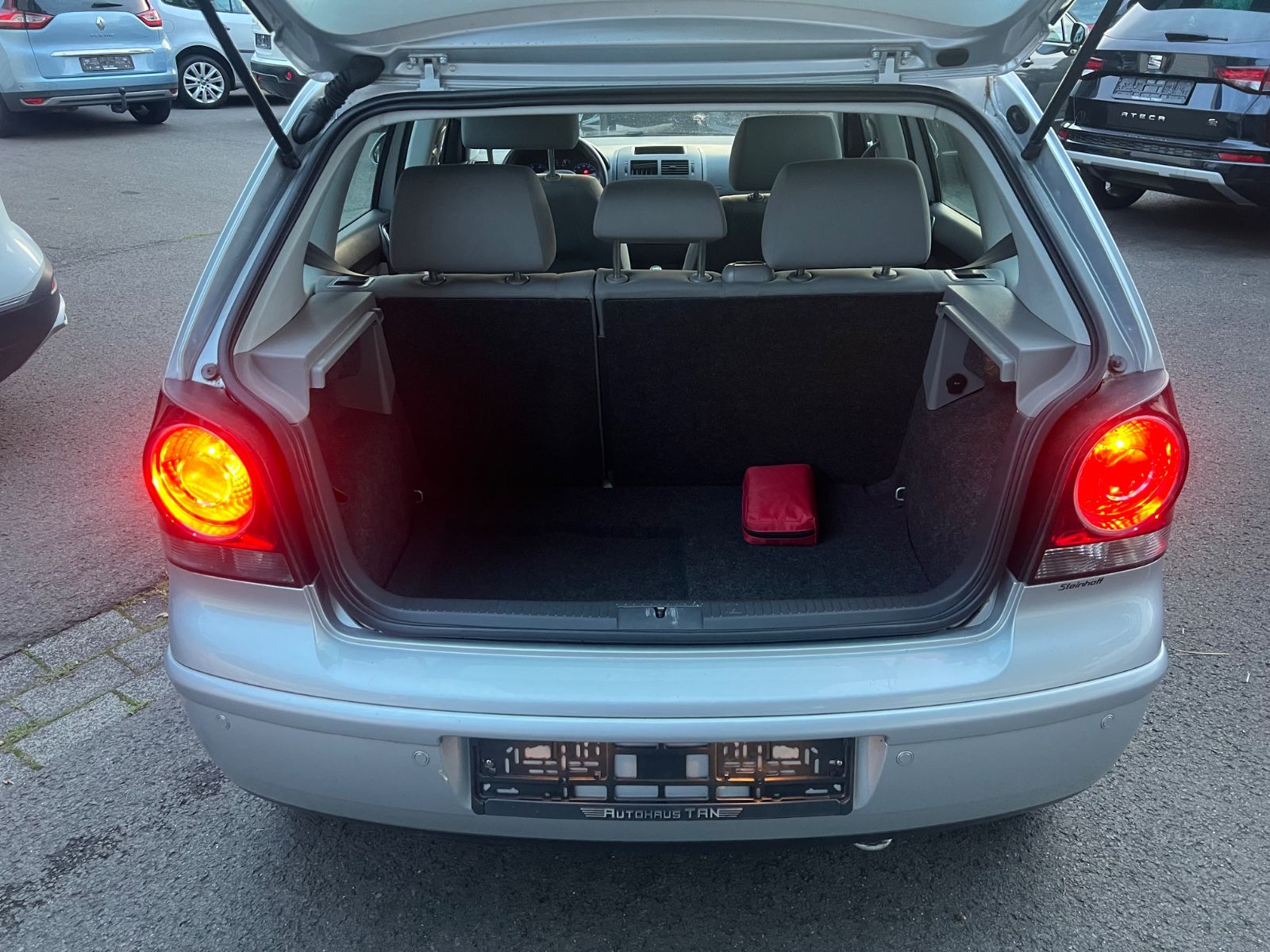 Fahrzeugabbildung Volkswagen Polo IV Comfortline *SITZHEIZUNG* TÜV NEU *