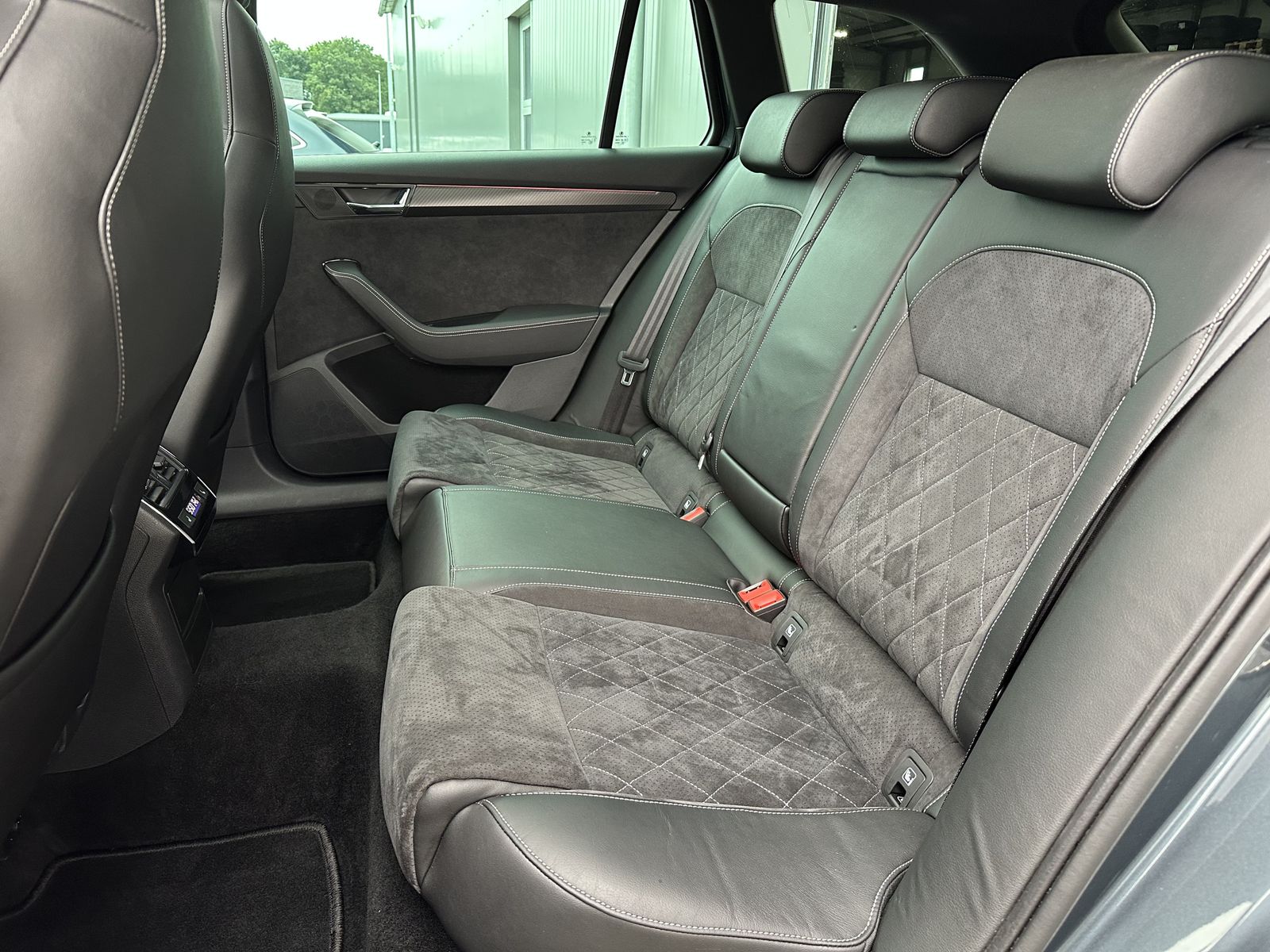 Fahrzeugabbildung SKODA Superb Combi iV Sportline NAV+LED+PANO+VC+19ZOLL