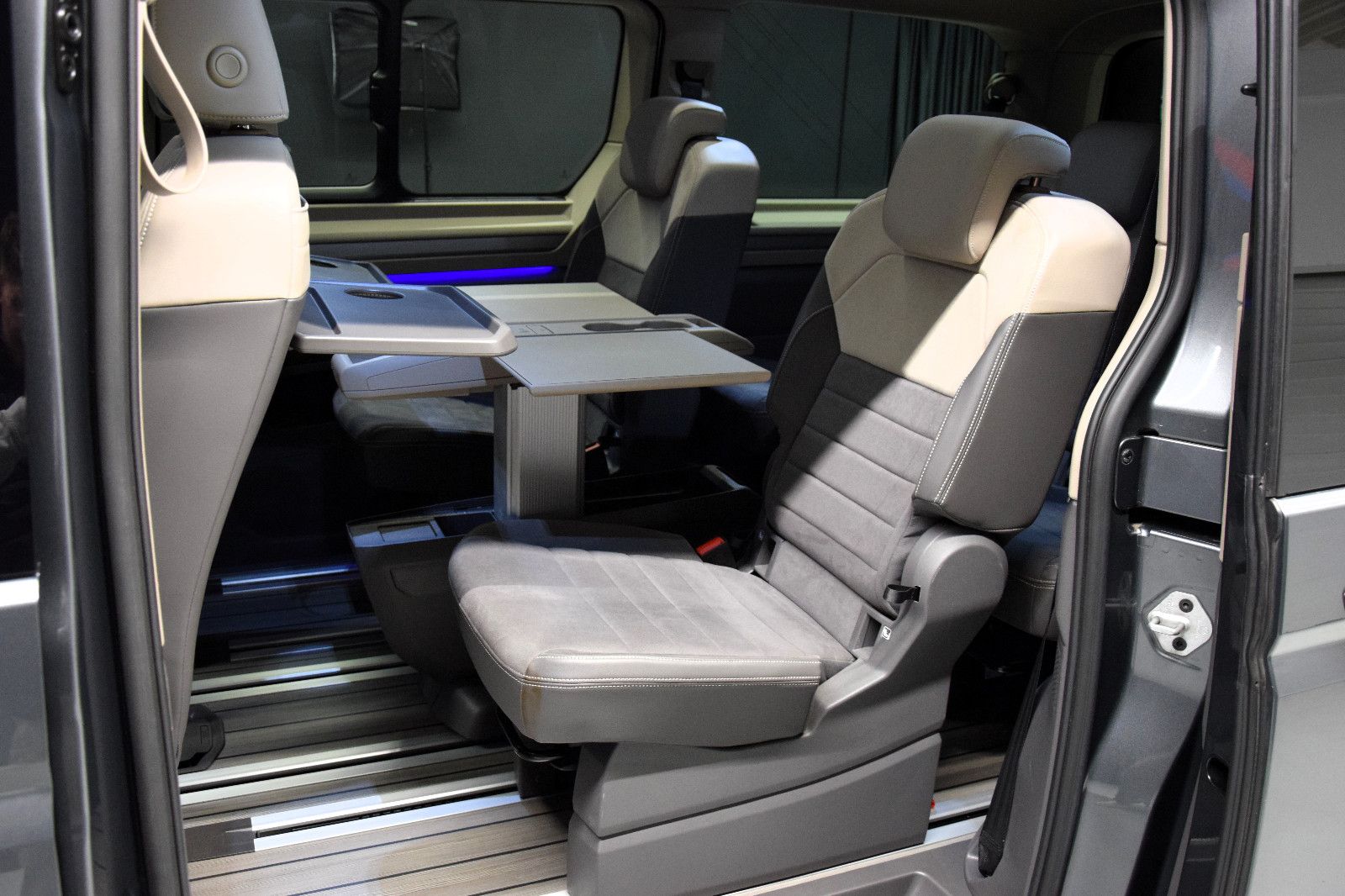 Fahrzeugabbildung Volkswagen T7 Multivan Edition lang Pano HuD AHK NP 77T€