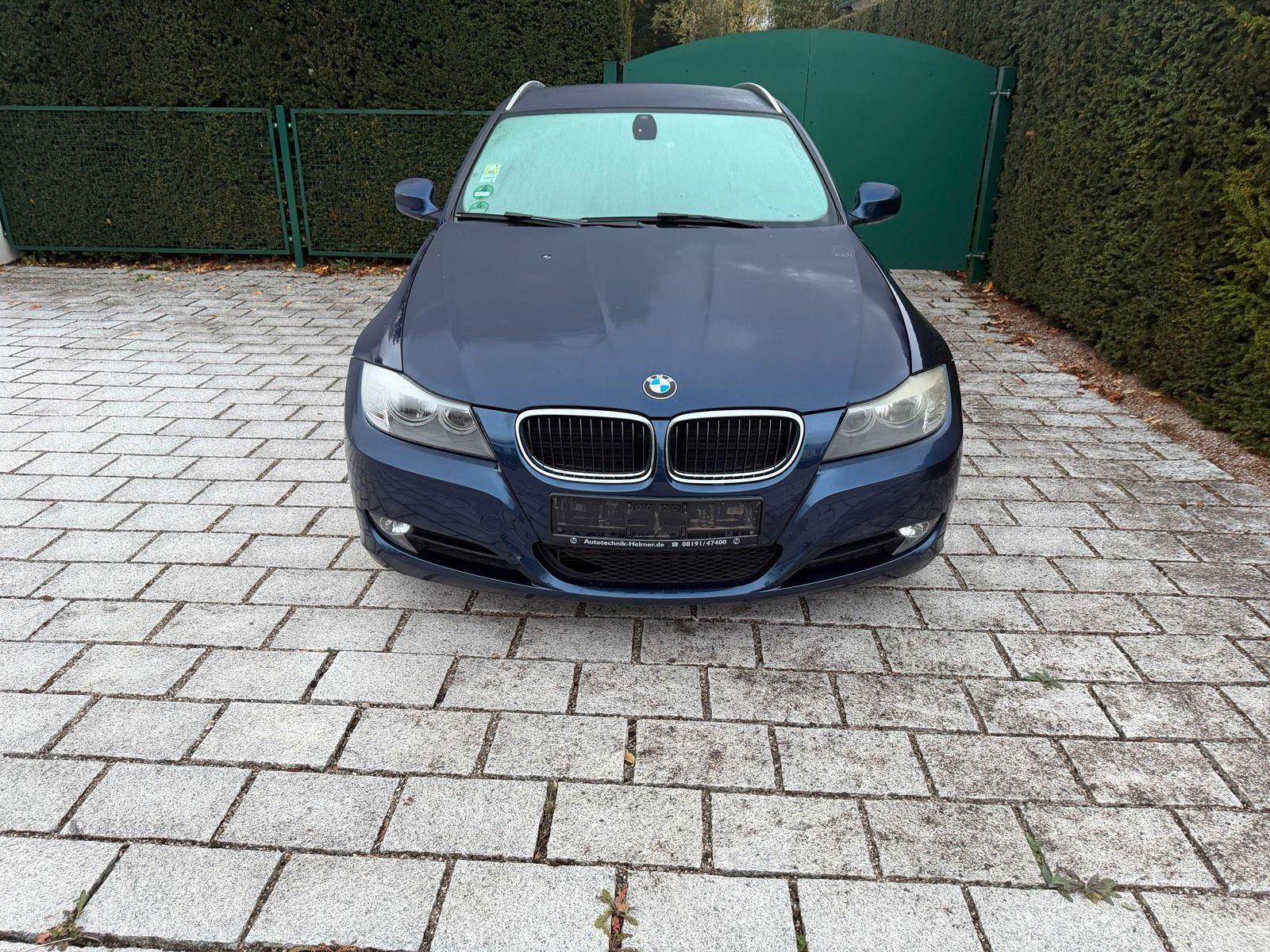 BMW 320 2011 — rear view