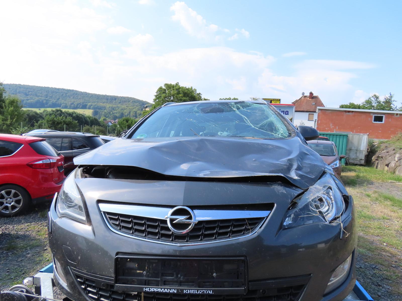 Opel Astra 2012 — interior