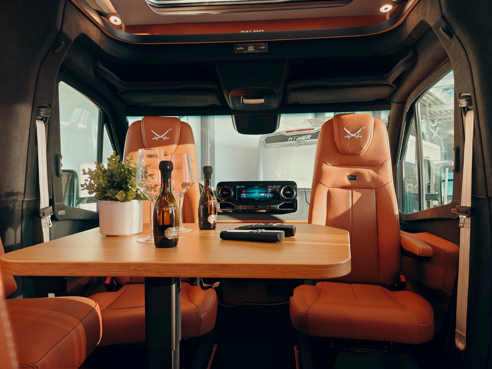 Fahrzeugabbildung HYMER / ERIBA / HYMERCAR ML - T 580 4x4² RSX - SANSIBAR® LTD. PTS PANTONE