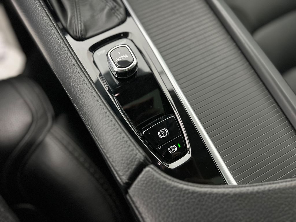 VOLVO V90 Cross Country D5 ALLRAD / 1.HD /235PS /B&W VOLVO V90 Cross Country D5 ALLRAD / 1.HD /235PS /B&W