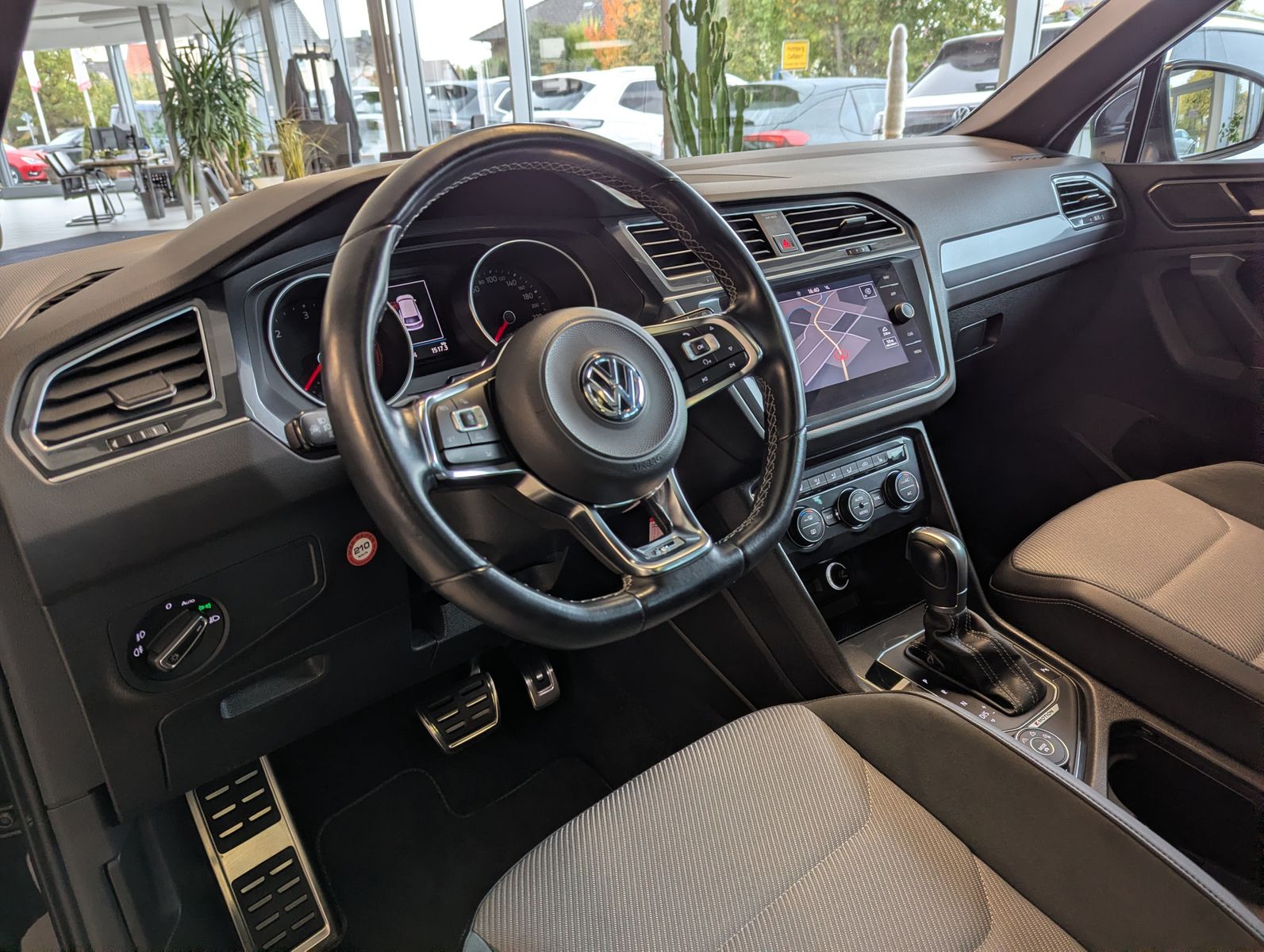 VW Tiguan 2.0 TDI DSG 4M 2x R-Line Pano HUD AHK 20" - Image 11