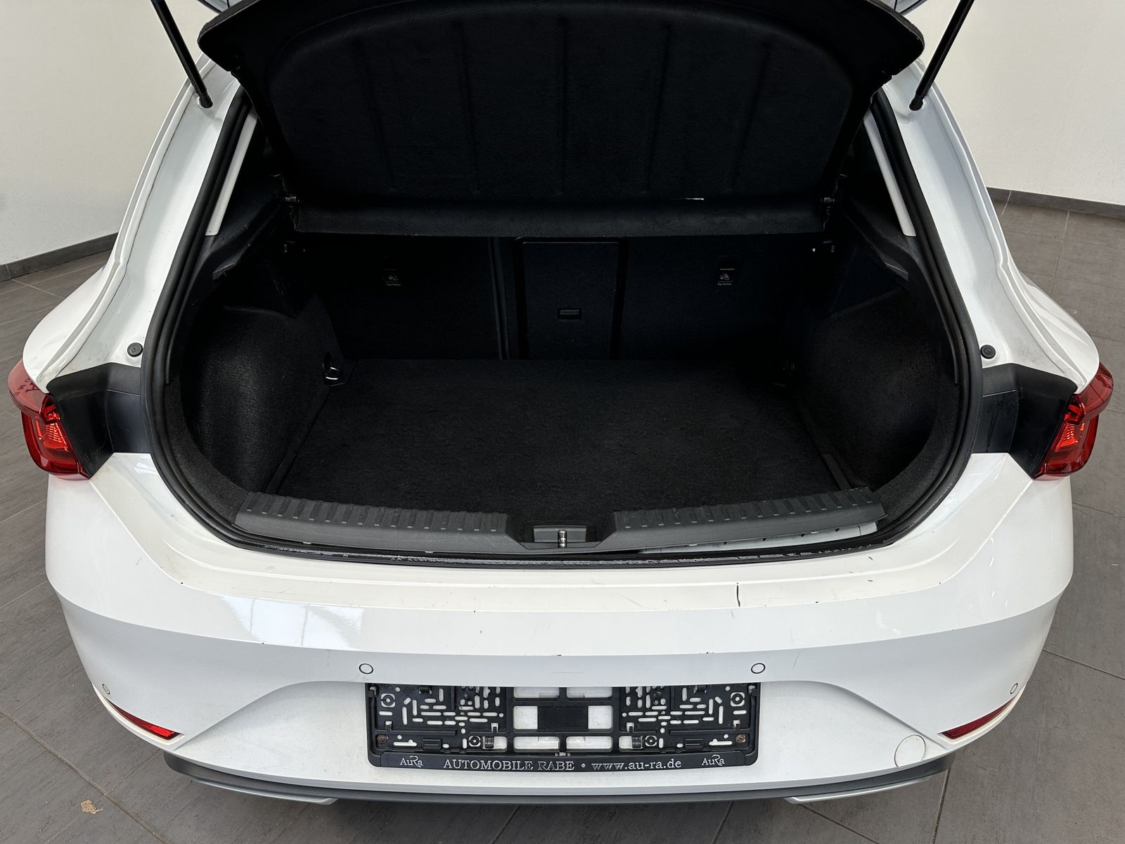 Fahrzeugabbildung SEAT Leon 2.0 TDI DSG FR NAV+LED+AHK+ACC+PANO+BEATS