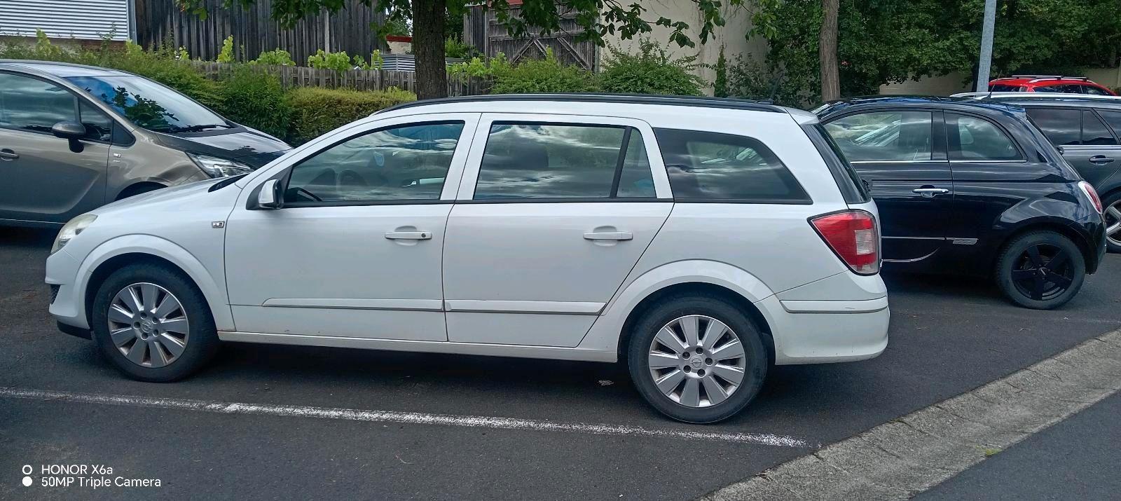 Opel Astra 2009 — interior