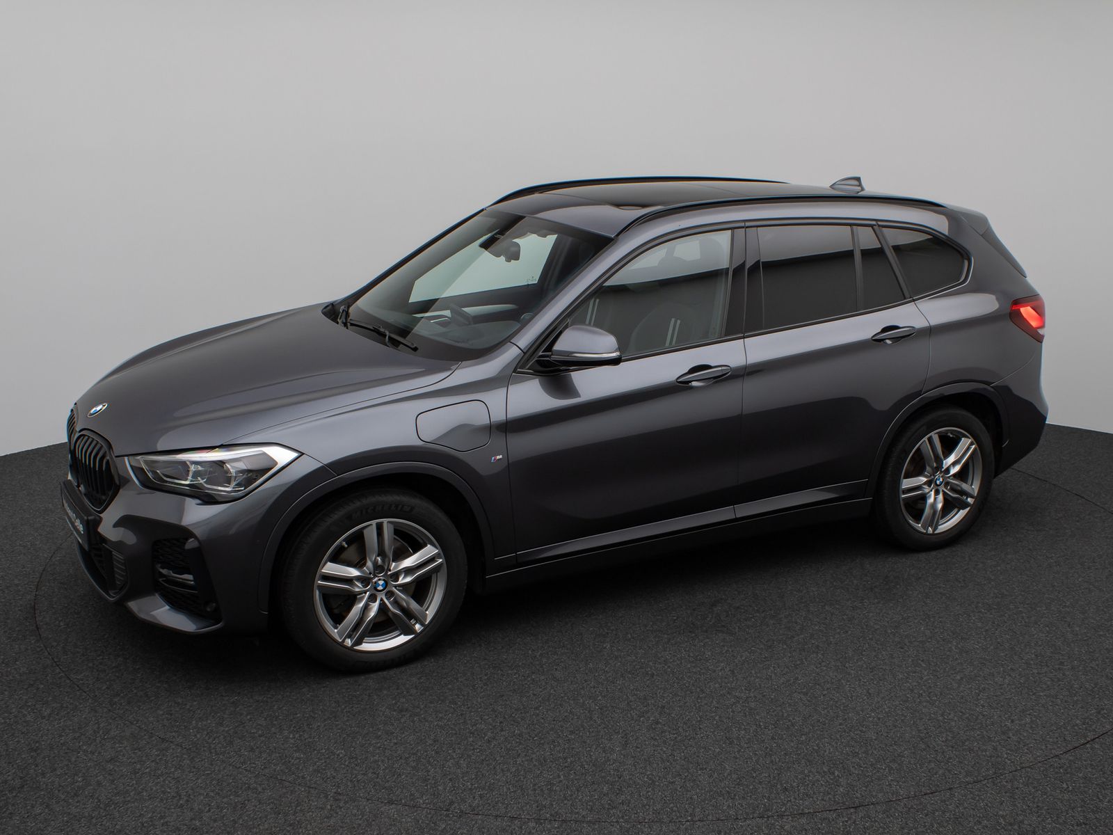 Fahrzeugabbildung BMW X1 xD25e M Sport Panorama Kamera HUD DAB HiFi