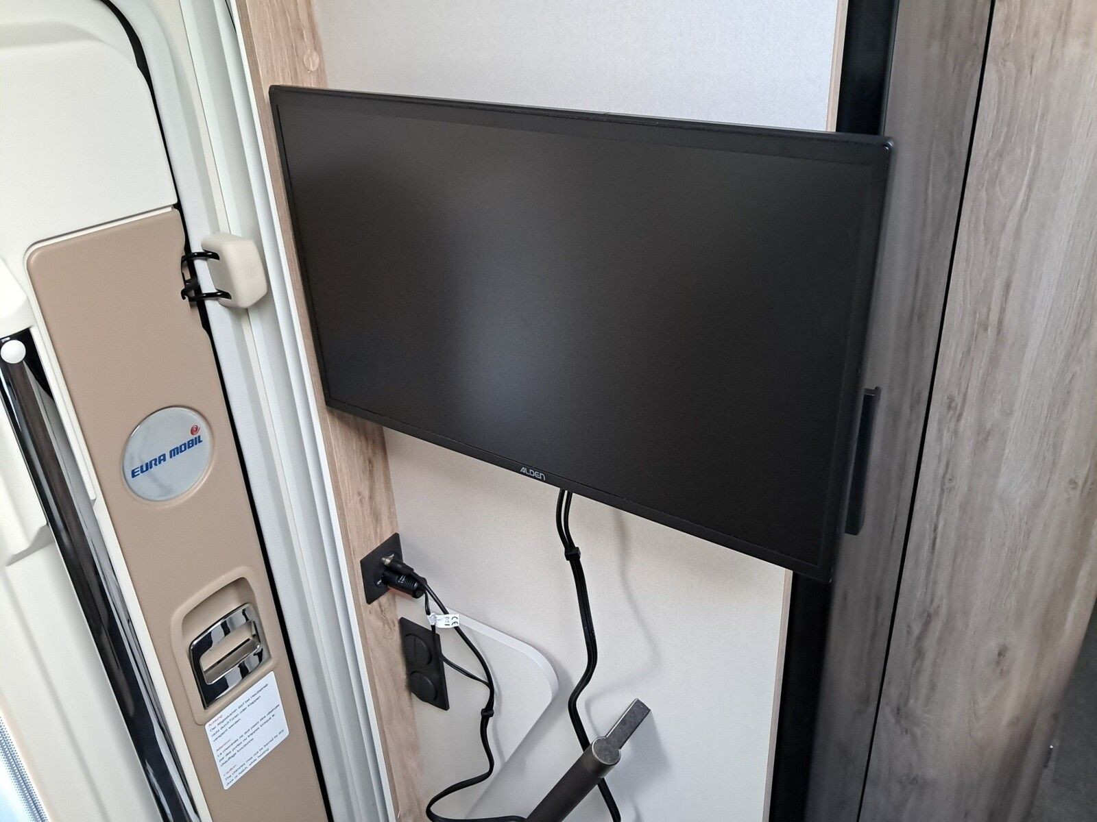 Fahrzeugabbildung Eura Mobil Integra Line IL 720 EB Mondial-Plus-Paket