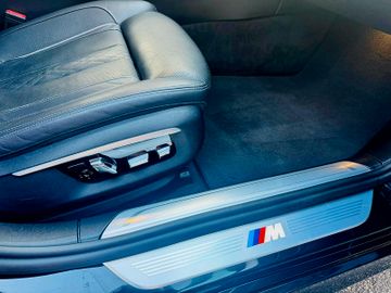 BMW 750 - 12