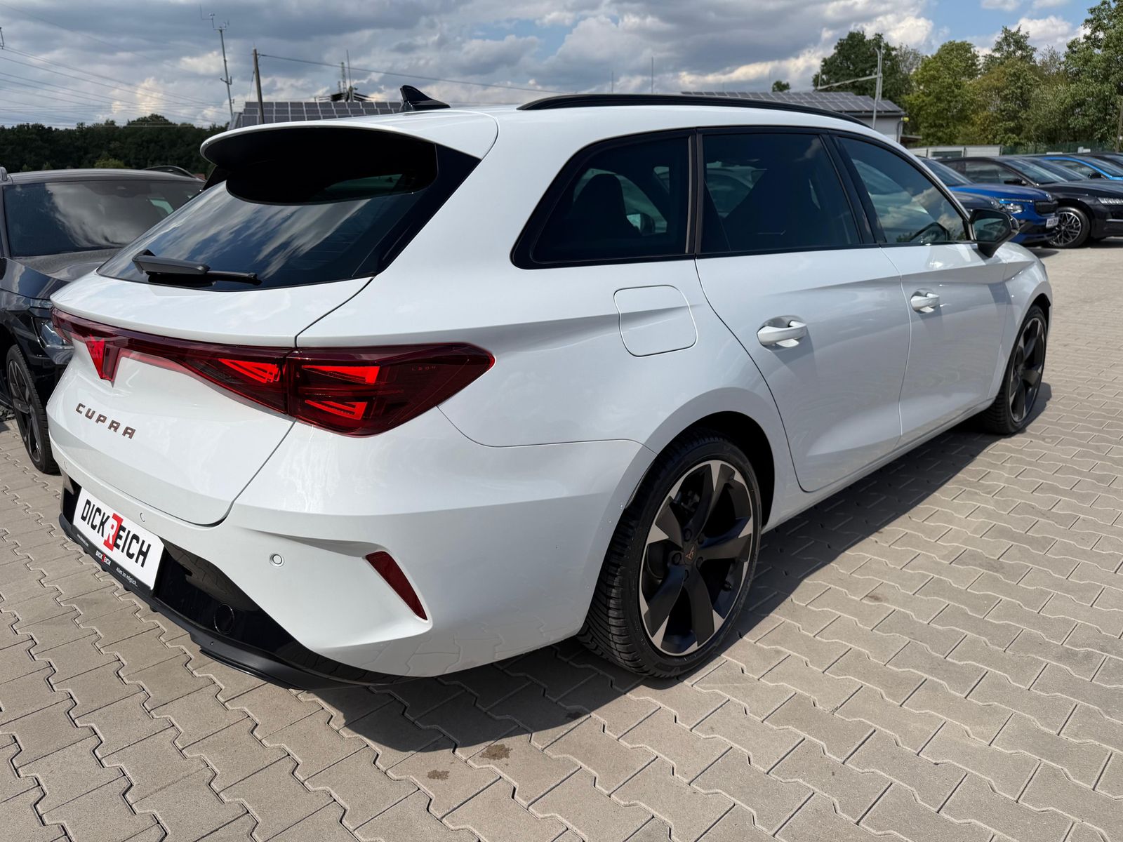 Fahrzeugabbildung CUPRA Leon 1.5 eTSI DSG AHK*DYNAMICA*EDGE*LED*5JGARAN.