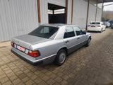 Mercedes-Benz E 220 - Mercedes-Benz E 220 mit Benzin-Antrieb: Limousine, Automatik