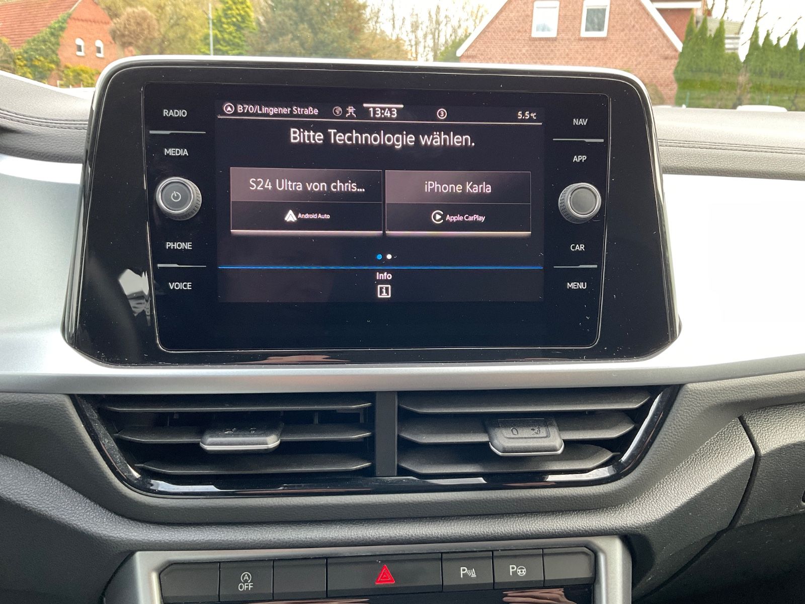 Fahrzeugabbildung Volkswagen T-Roc 1.5 TSI DSG Life,LED,AHK,Navi