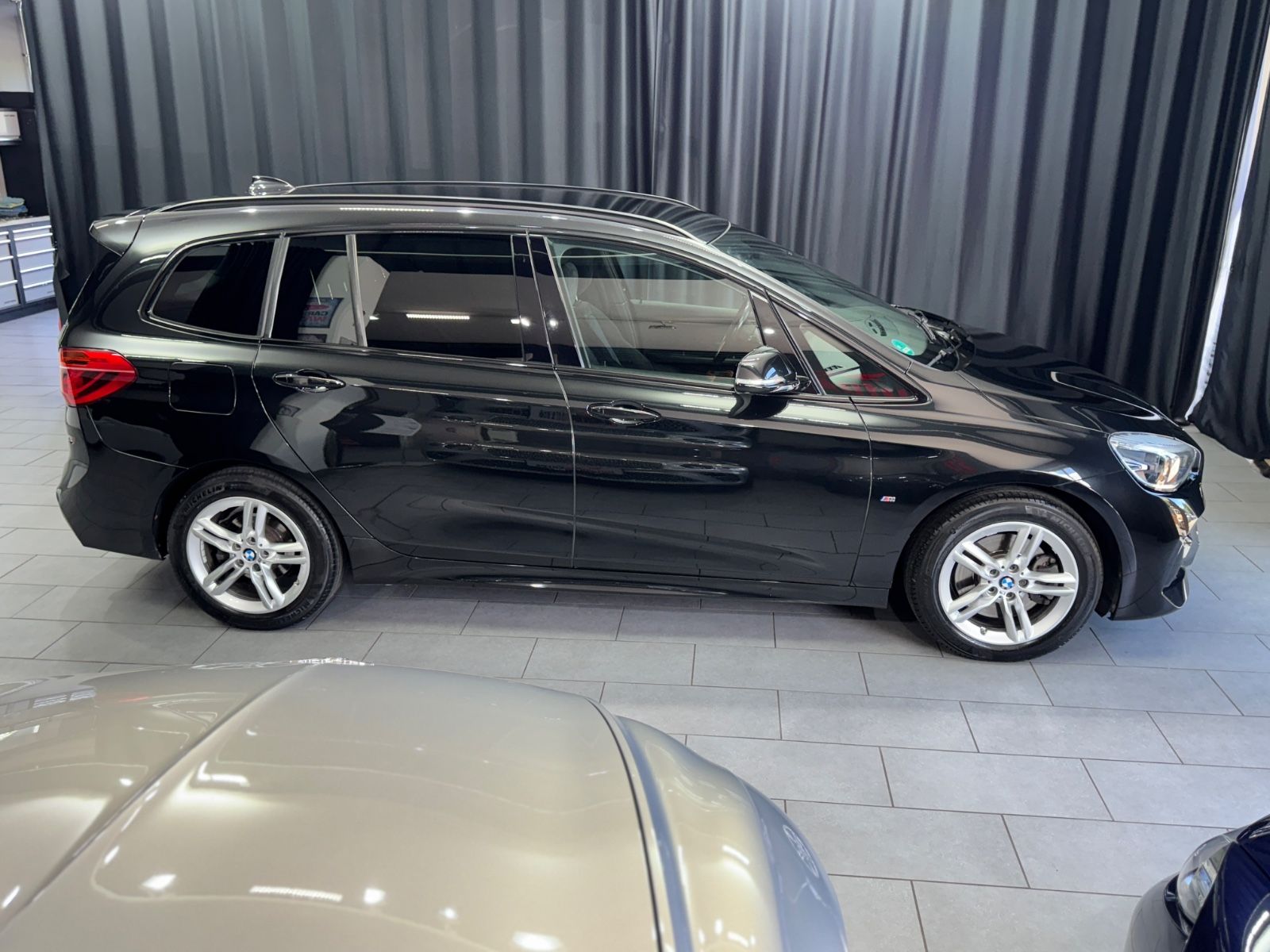Fahrzeugabbildung BMW 220i Gran Tourer M Sport|AUTOMATIk|7-SITZER|NAVI