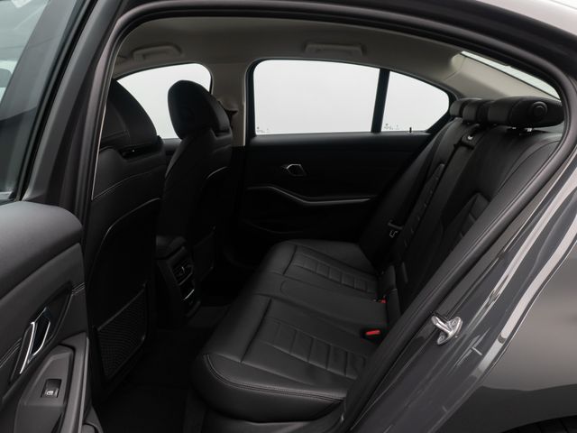 BMW 330, 2022 — 25