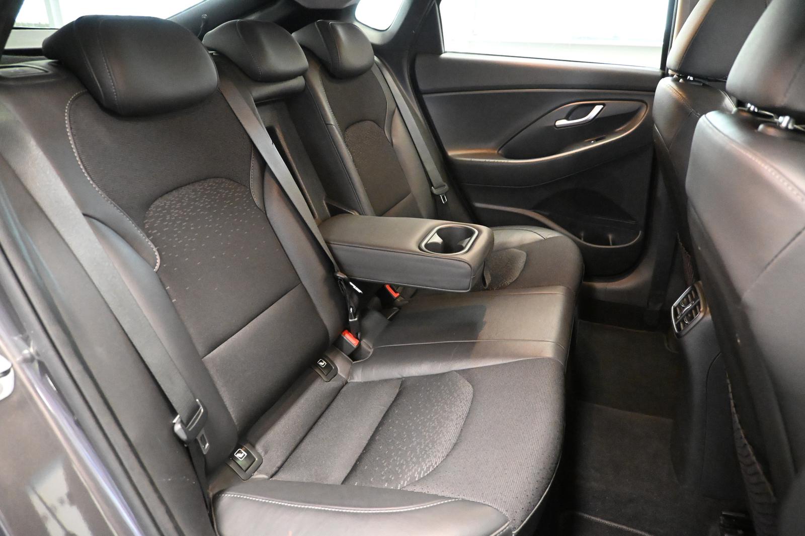 Hyundai i30 Premium *KAMERA*KESSY*LENKRADHZ*SHZ*CARPLAY