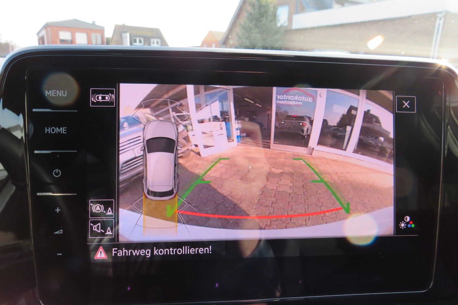 Fahrzeugabbildung Volkswagen T-Roc R-LINE AHK DCC ACC NAVI KAMERA 8-FACH 1.H