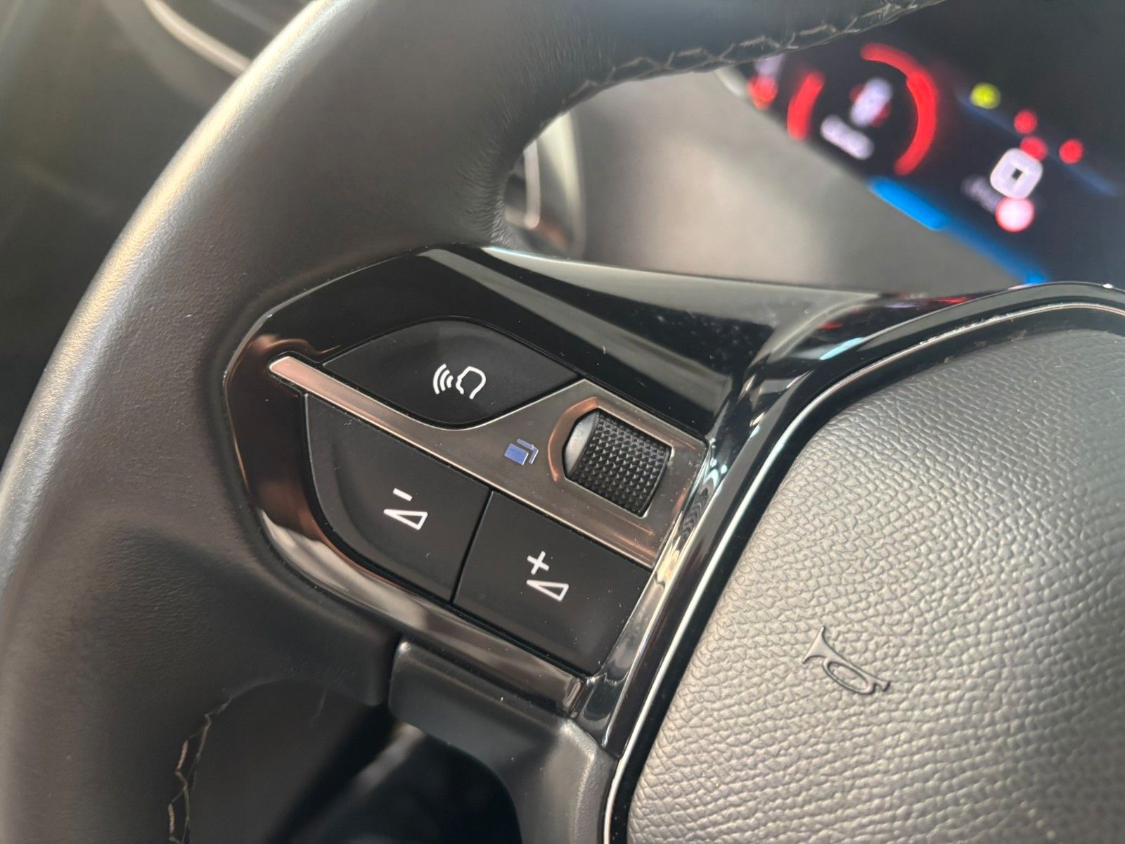 Fahrzeugabbildung Peugeot 3008 1.2T ALLURE PACK NAVI/LED/SPORT/VIRT/PDC