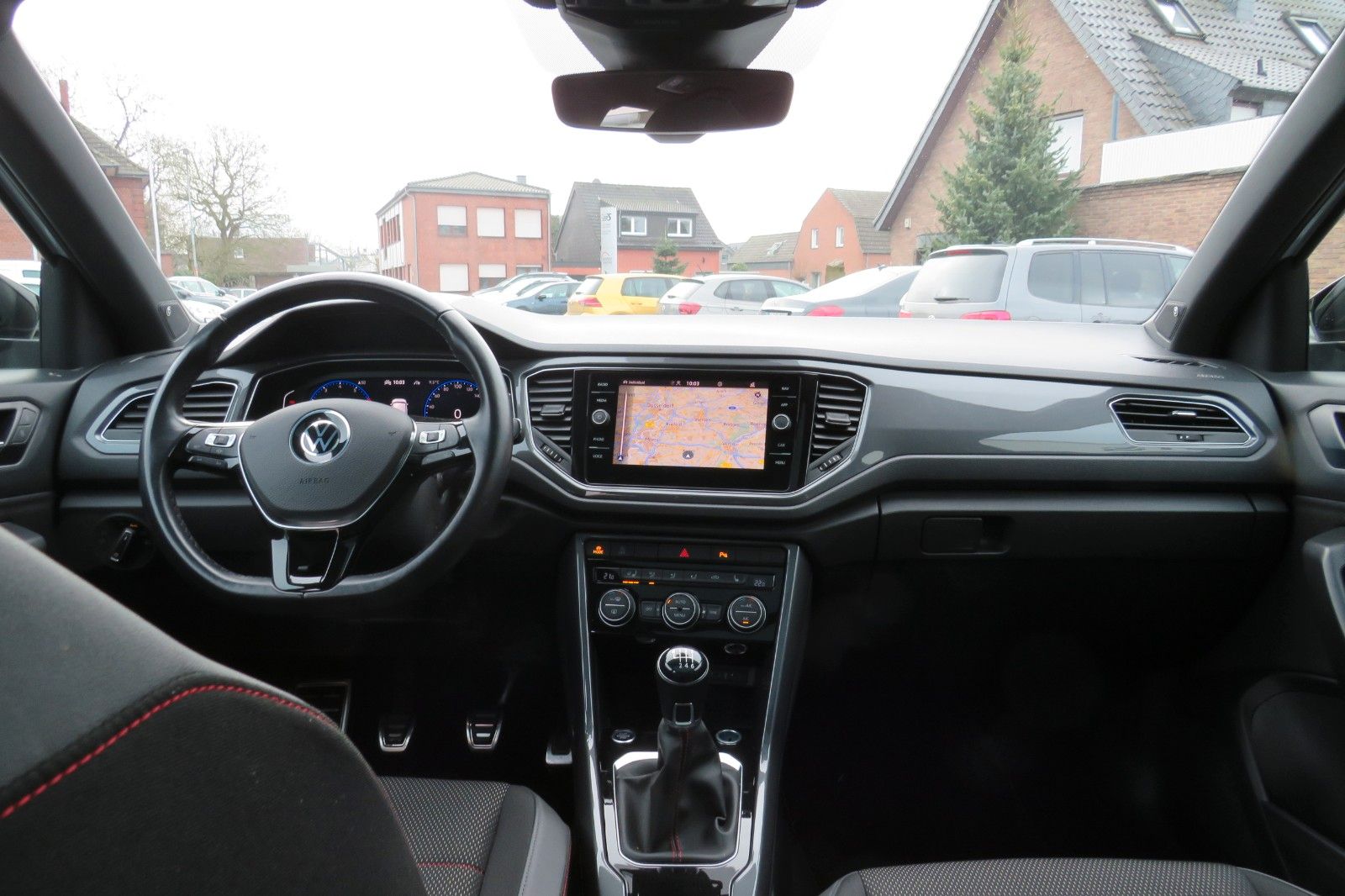 Fahrzeugabbildung Volkswagen T-Roc Sport R-LINE PANO 18`LED NAVI BEATS 1.HD