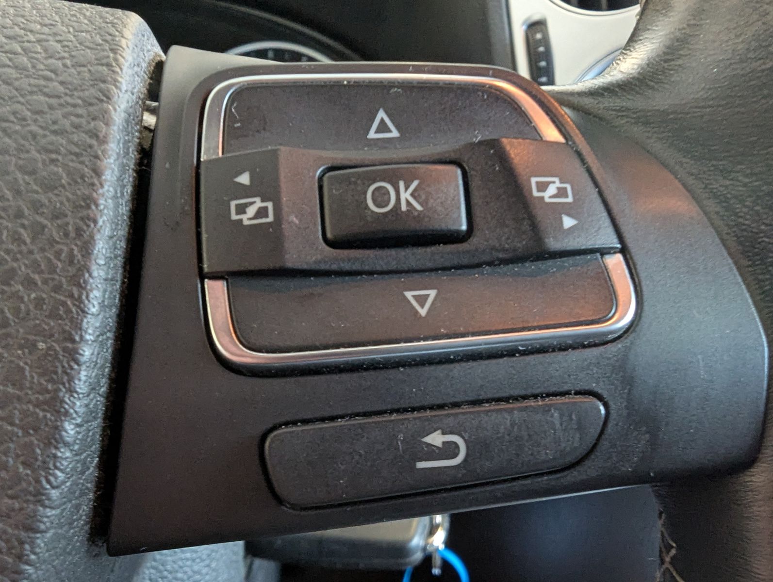 Fahrzeugabbildung Volkswagen Tiguan 1.4 TSI DSG Lounge DYNAUDIO AHK Kamera
