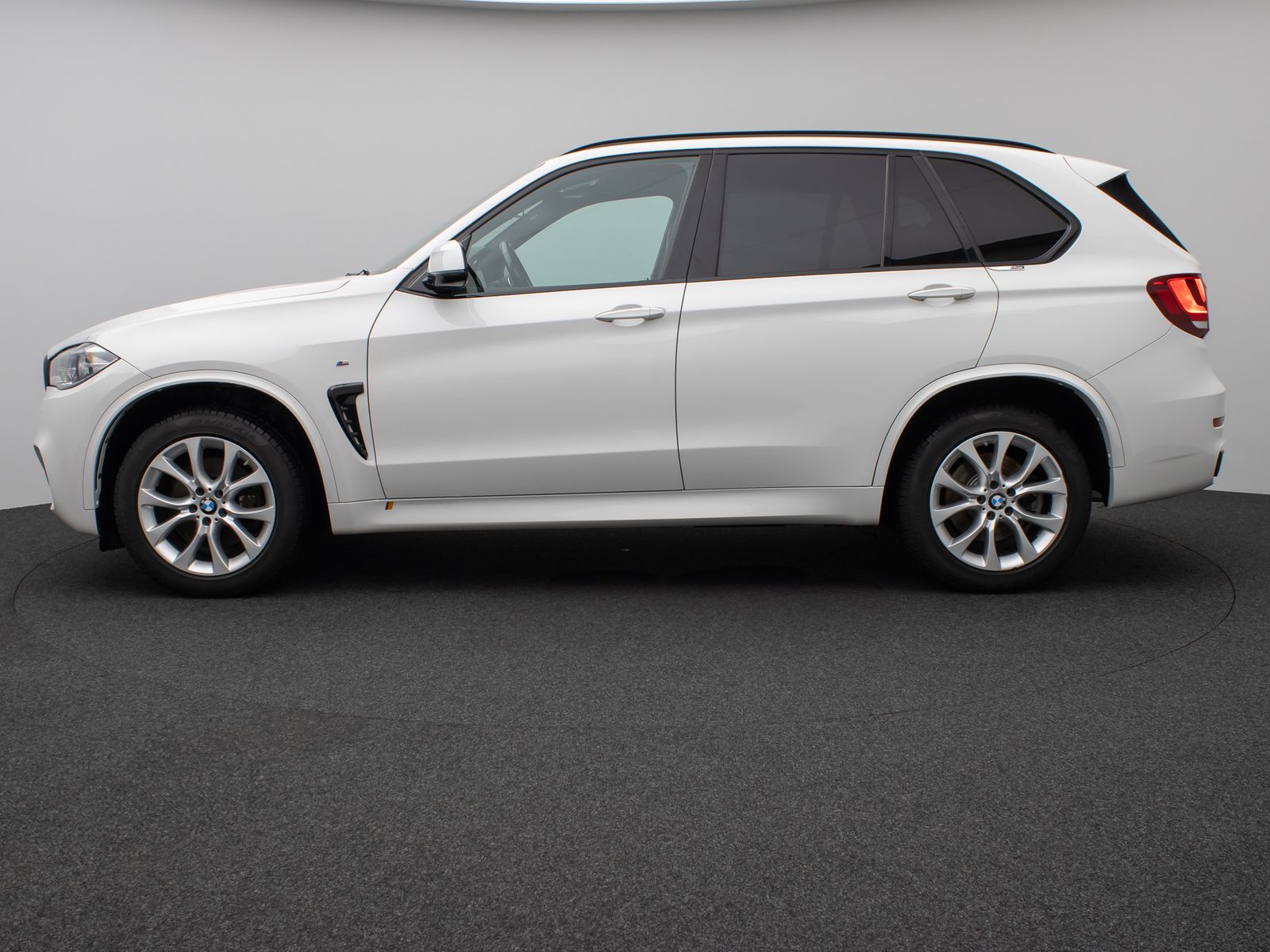 Fahrzeugabbildung BMW X5 xD40d M Sport HUD H/K SoftCL Komfort AHK Alar