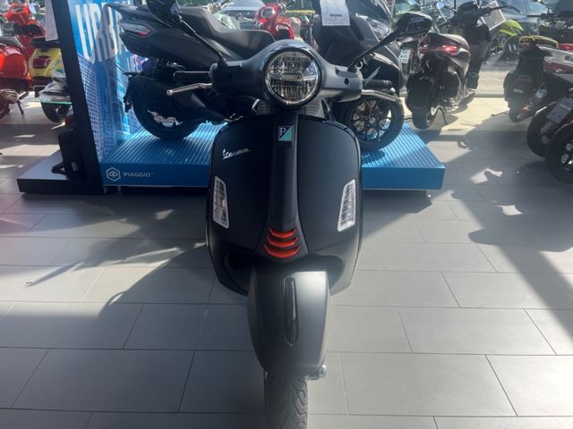 Vespa GTS 125 Supersport Nero SOFORT VERFÜGBAR