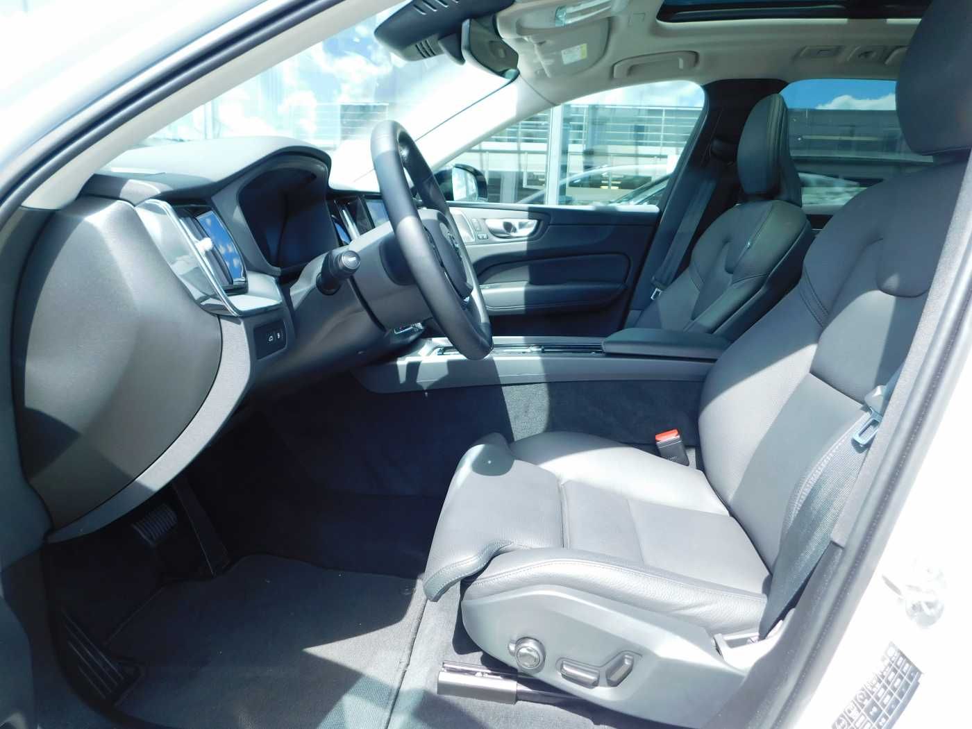 Fahrzeugabbildung Volvo XC60 T8 AWD Plug-in Hybrid Plus Dark