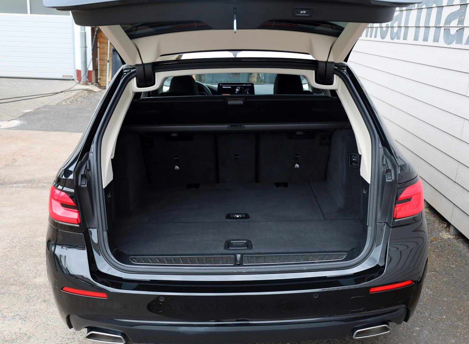 Fahrzeugabbildung BMW 520d xDrive Touring Leder,Navi,LED,Kamera,SH+Sta