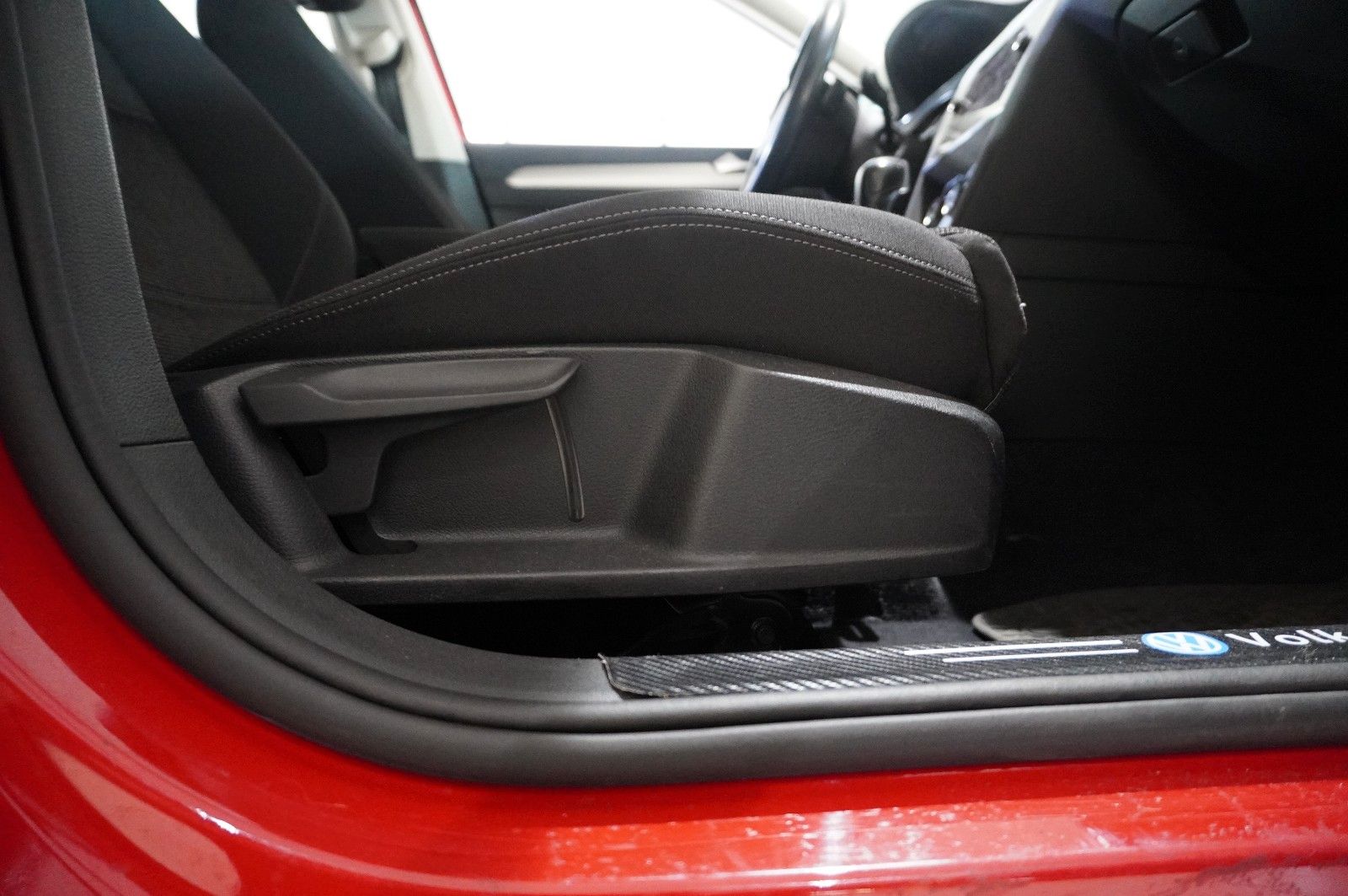 Fahrzeugabbildung Volkswagen Passat Vari. 2.0D COMFORTL. NAVI/LED/SPORT/AHK