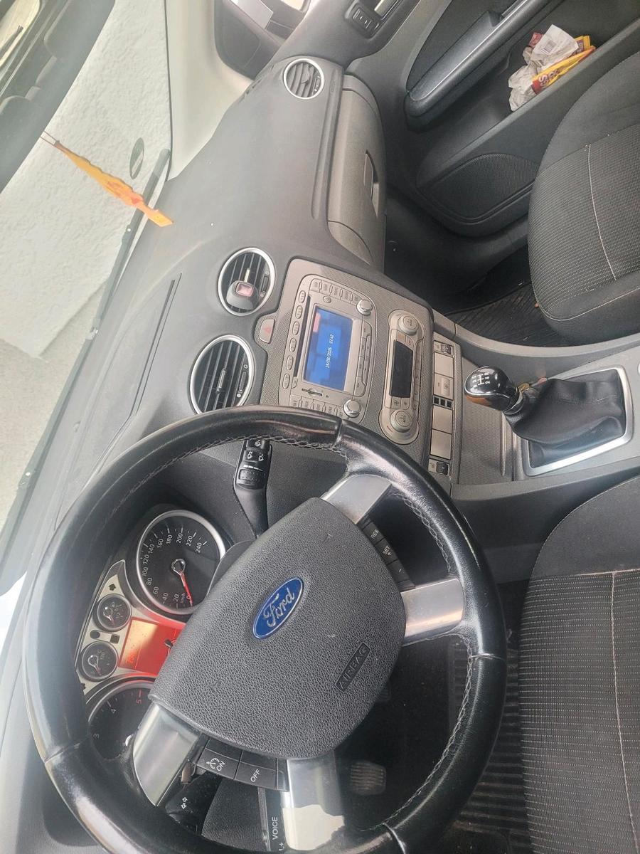 Ford Focus 2011 — rear view