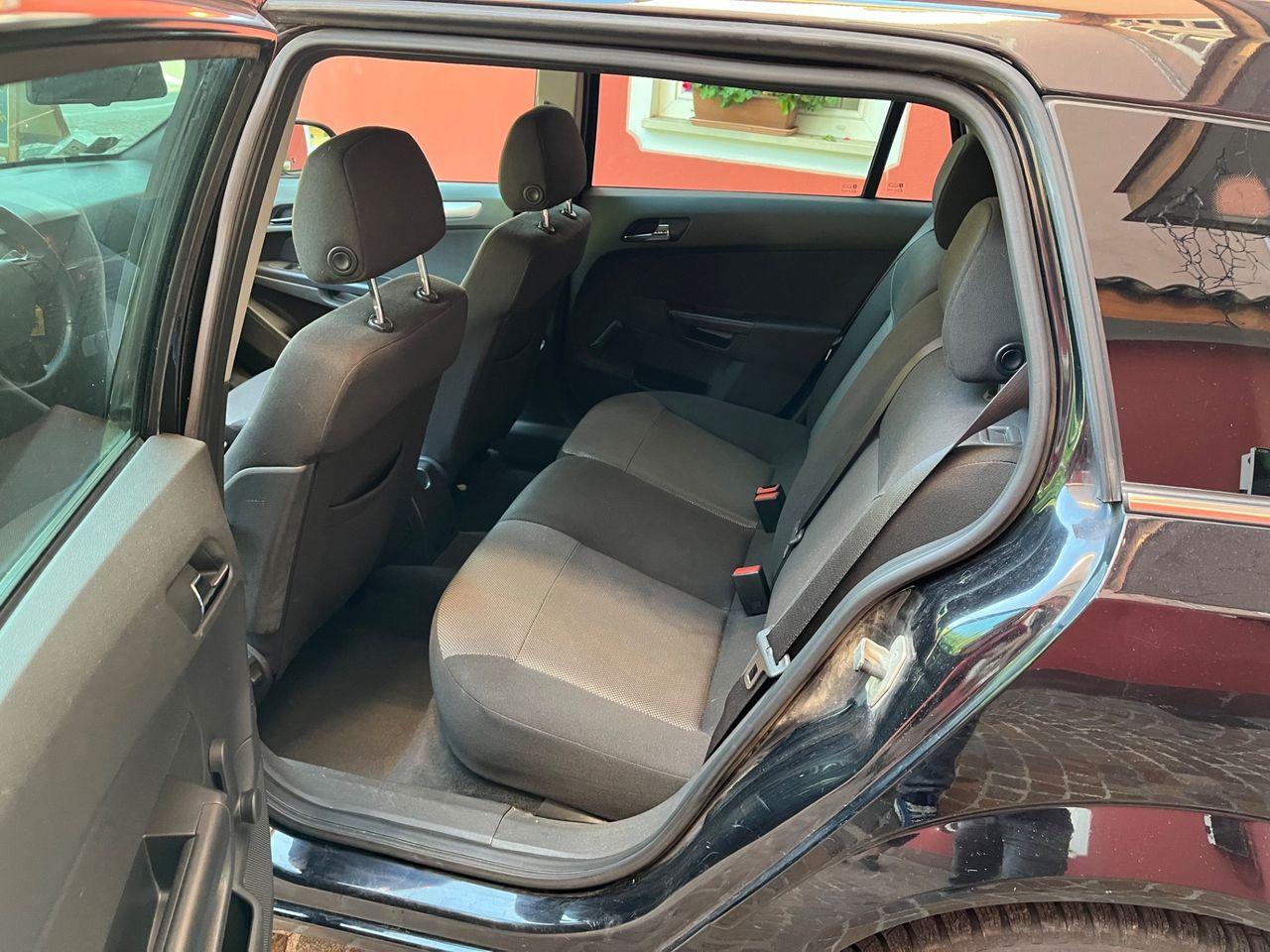 Opel Astra 2010 — photo 8