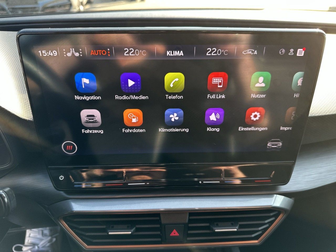 Fahrzeugabbildung CUPRA Leon Sportstourer VZ 2.0 TSI 4Drive DSG - mit KI generiert/bearbeitet