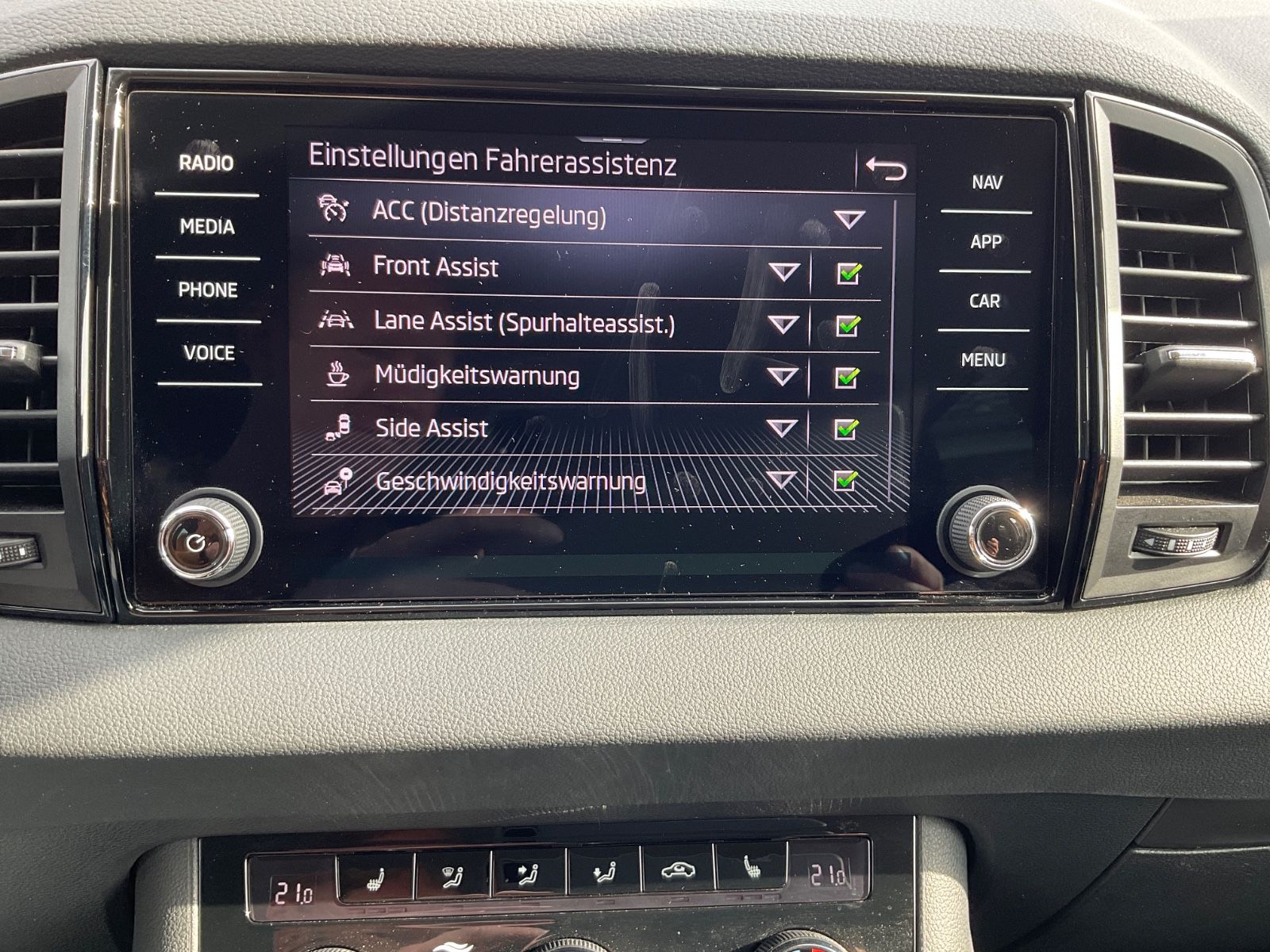 Fahrzeugabbildung SKODA Karoq 1.5l TSI DSG ACC,Kamera,Navi,LED,ACC