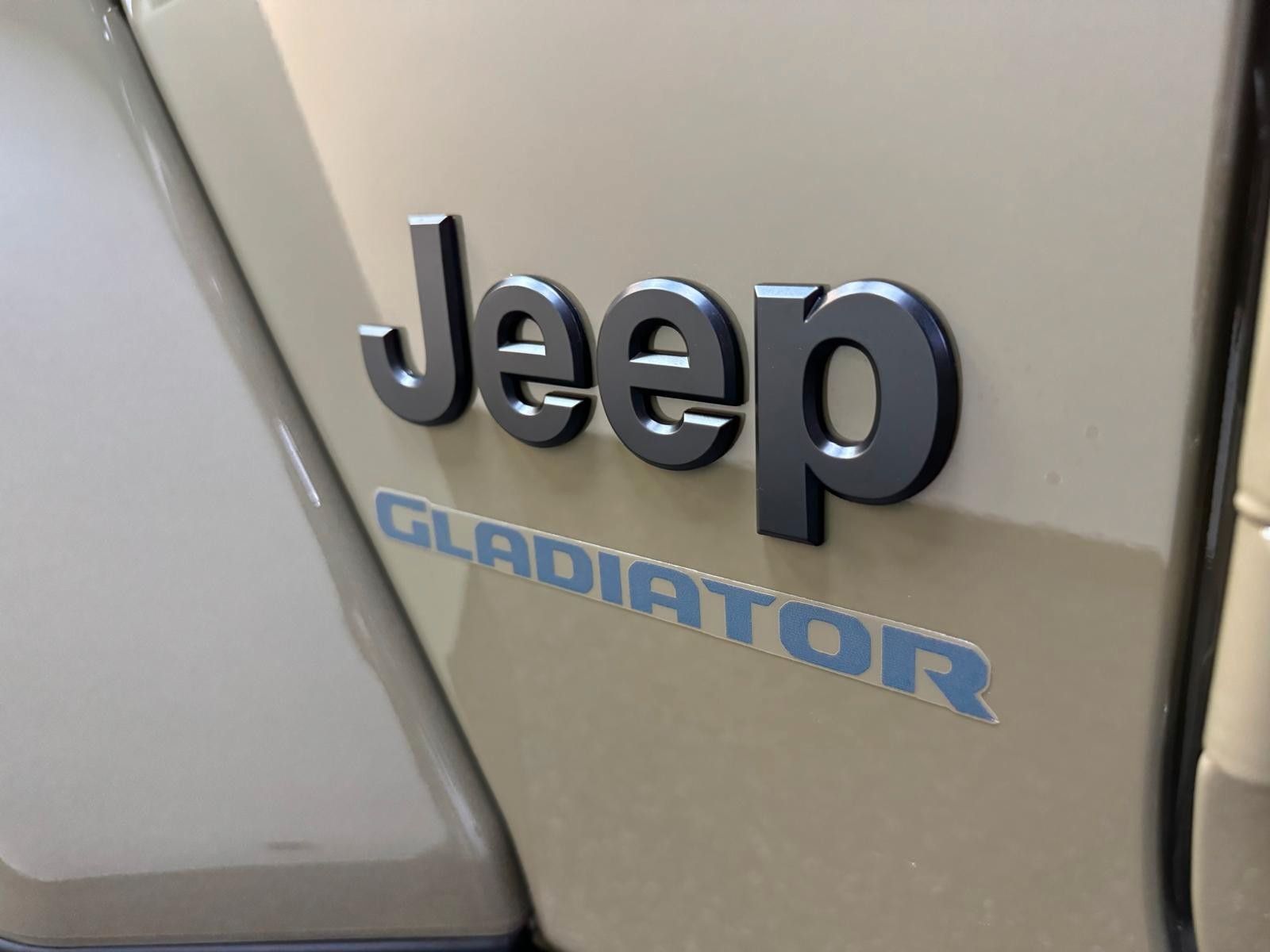 Fahrzeugabbildung Jeep GLADIATOR WILLYS '41 ED. 3.6L-V6 HARDTOP-SOFTTOP