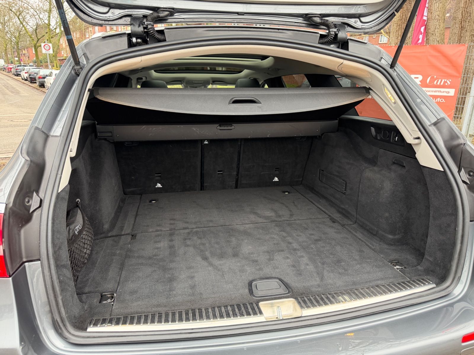 Fahrzeugabbildung Mercedes-Benz E 220d T BURMESTER*PANO*LEDER*ACC*MUTLIBEAM*LED