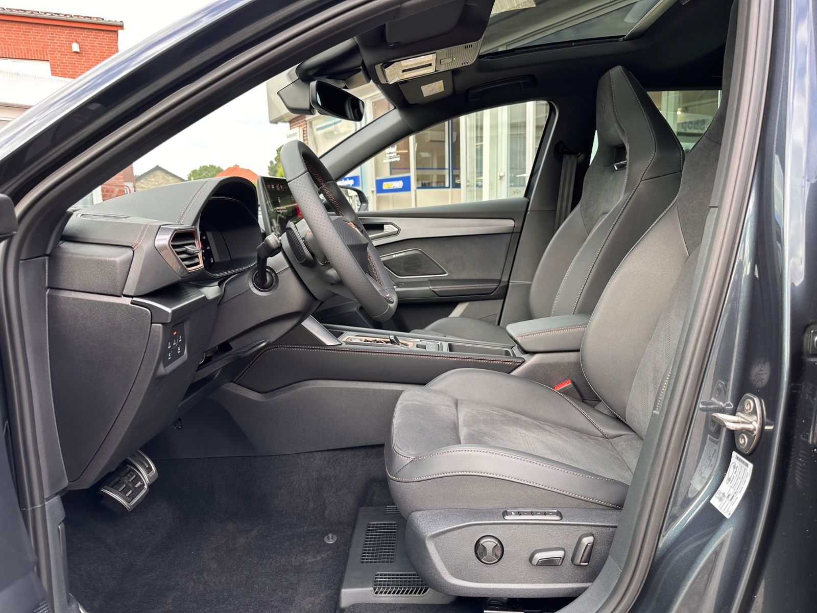 Fahrzeugabbildung CUPRA Leon VZ 2.0 TSI Pano/ACC/APP/LED/RFK/PDC/SHZG